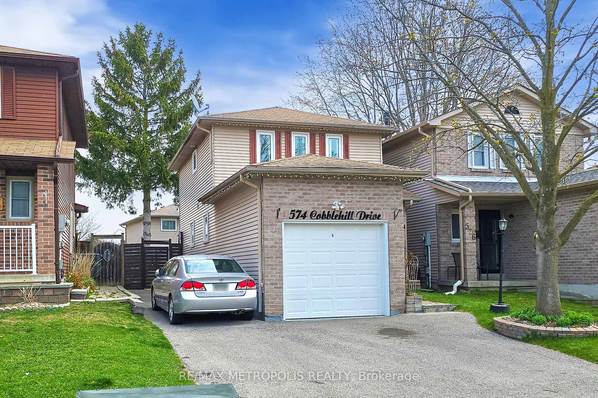 Photo 2 of 574 Cobblehill Drive, Oshawa, Pinecrest — HOMEH