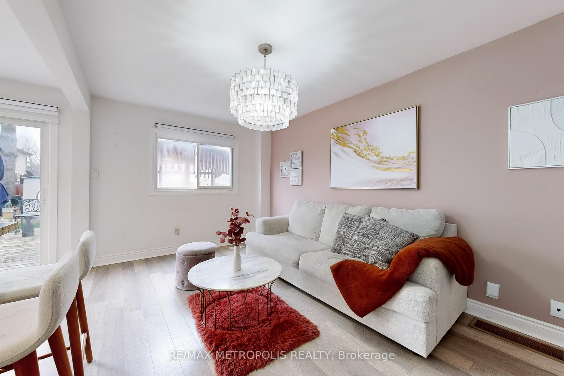 Photo 3 of 574 Cobblehill Drive, Oshawa, Pinecrest — HOMEH