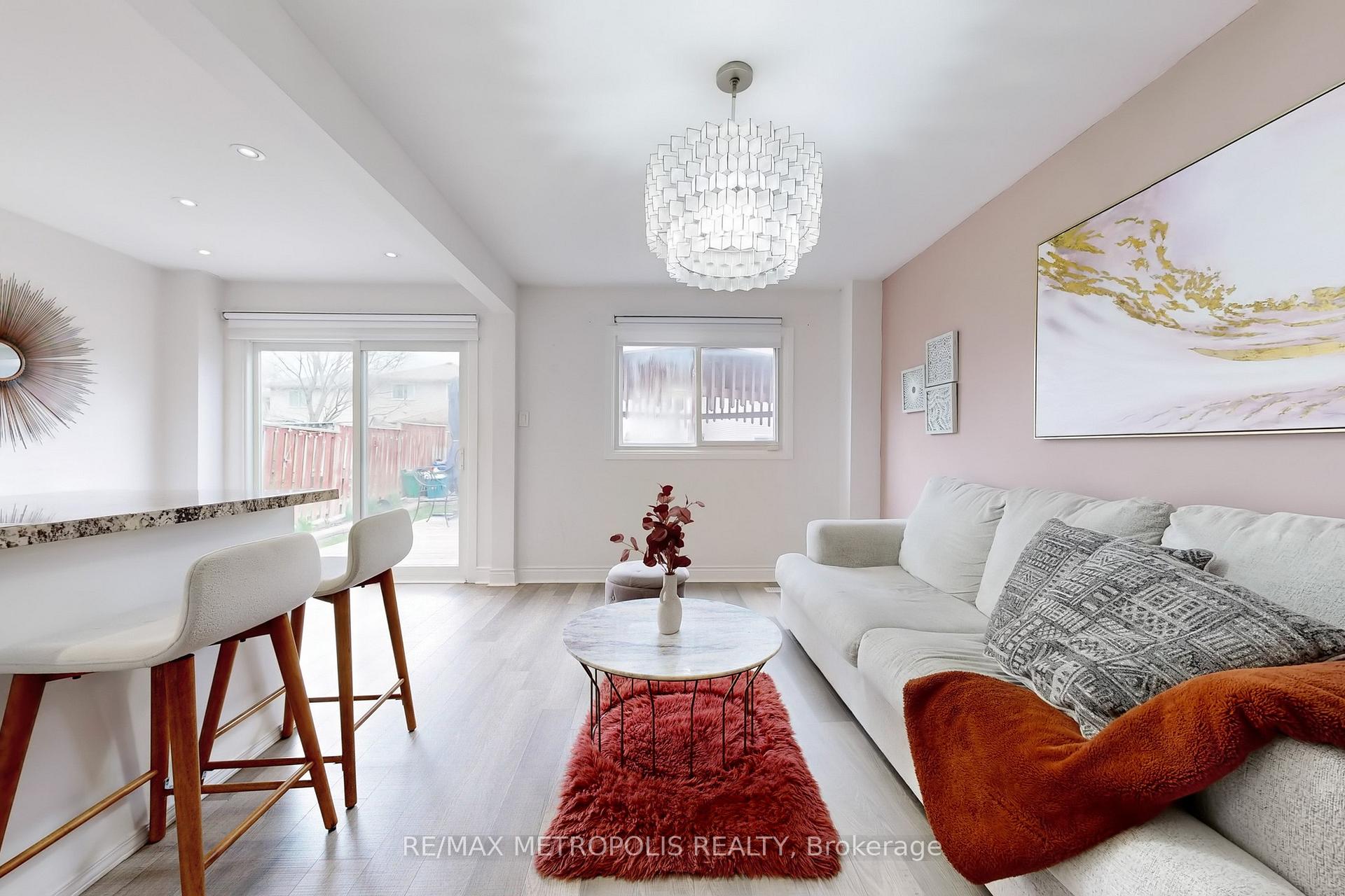 Photo 4 of 574 Cobblehill Drive, Oshawa, Pinecrest — HOMEH