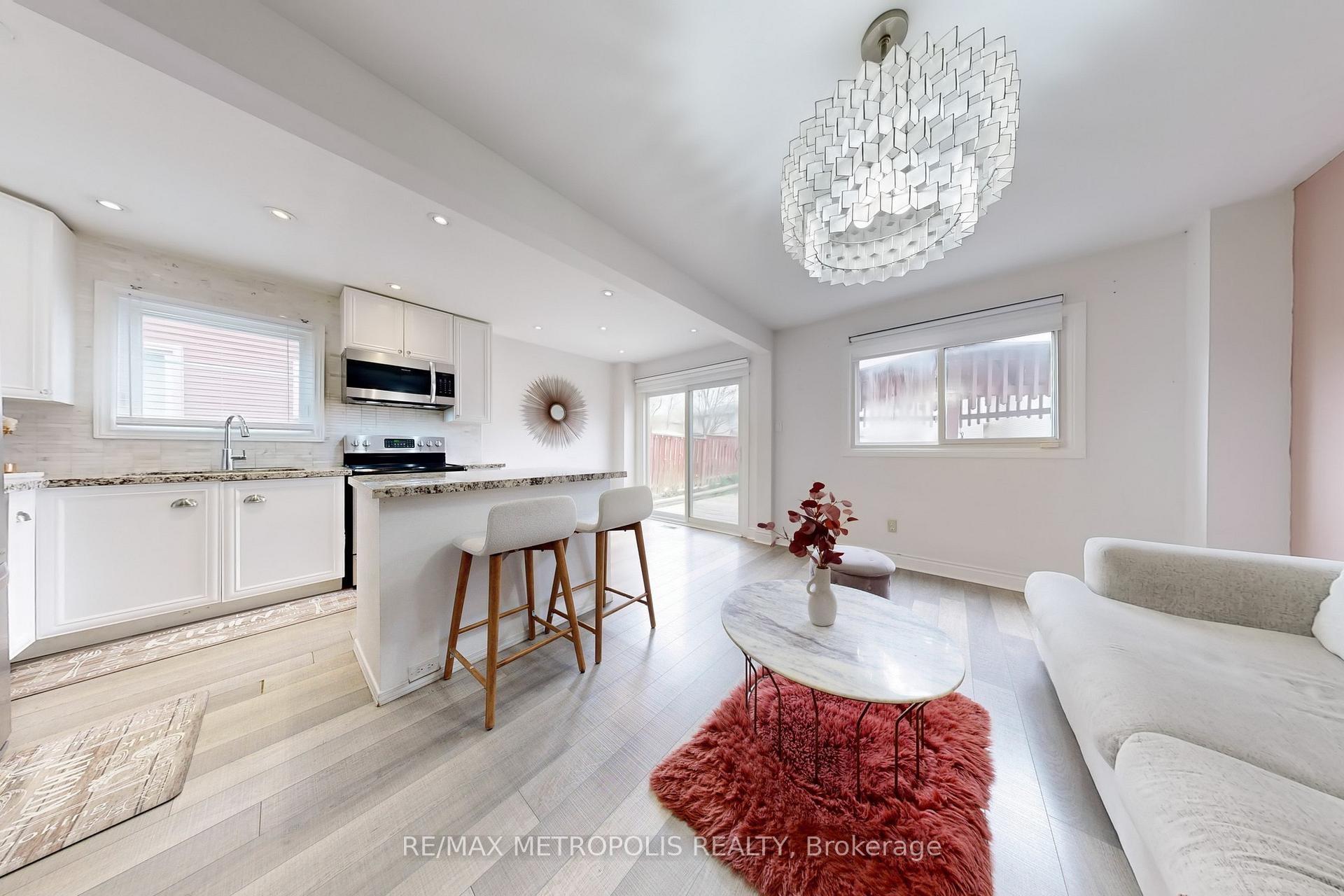 Photo 5 of 574 Cobblehill Drive, Oshawa, Pinecrest — HOMEH