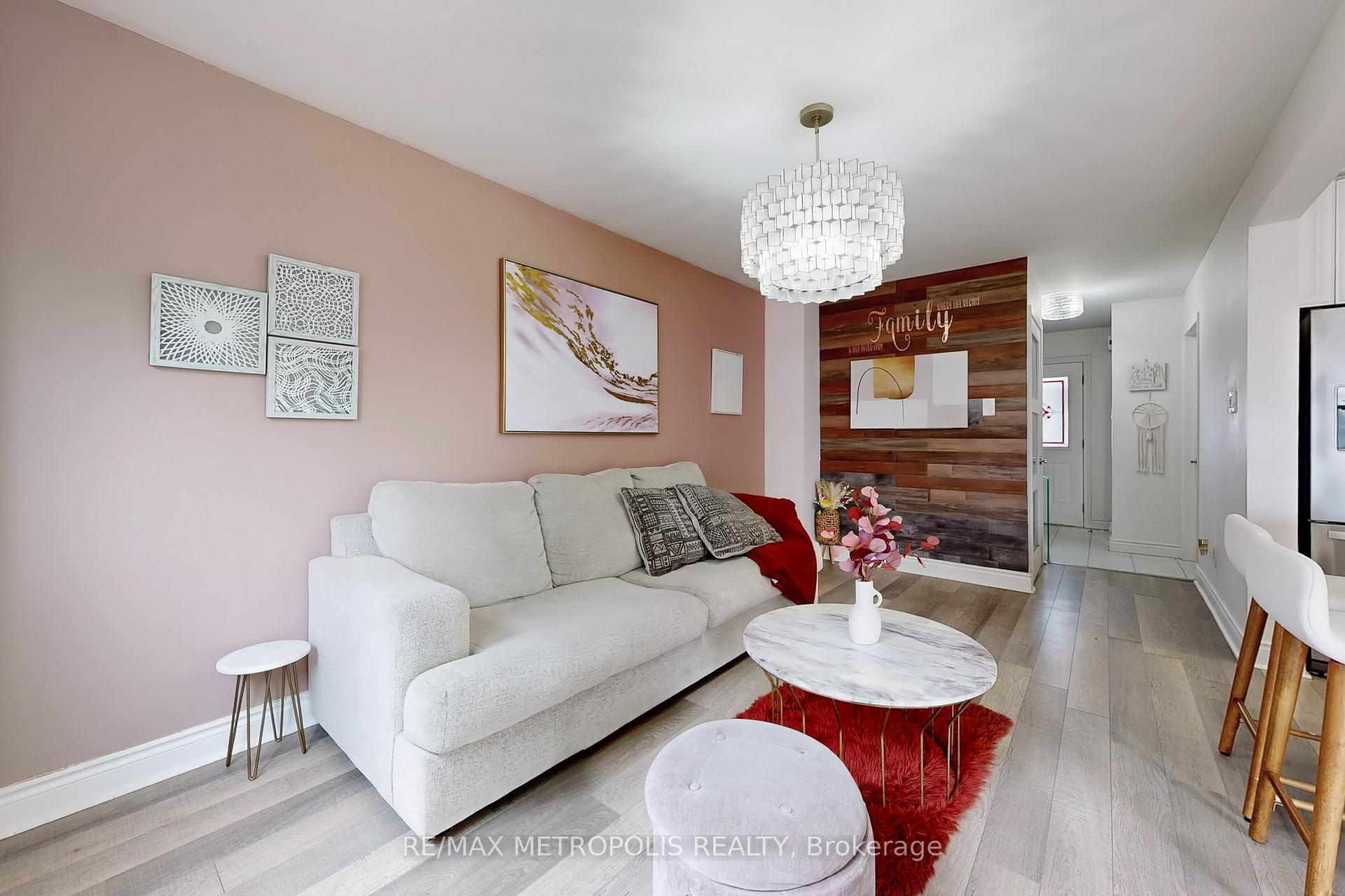 Photo 6 of 574 Cobblehill Drive, Oshawa, Pinecrest — HOMEH