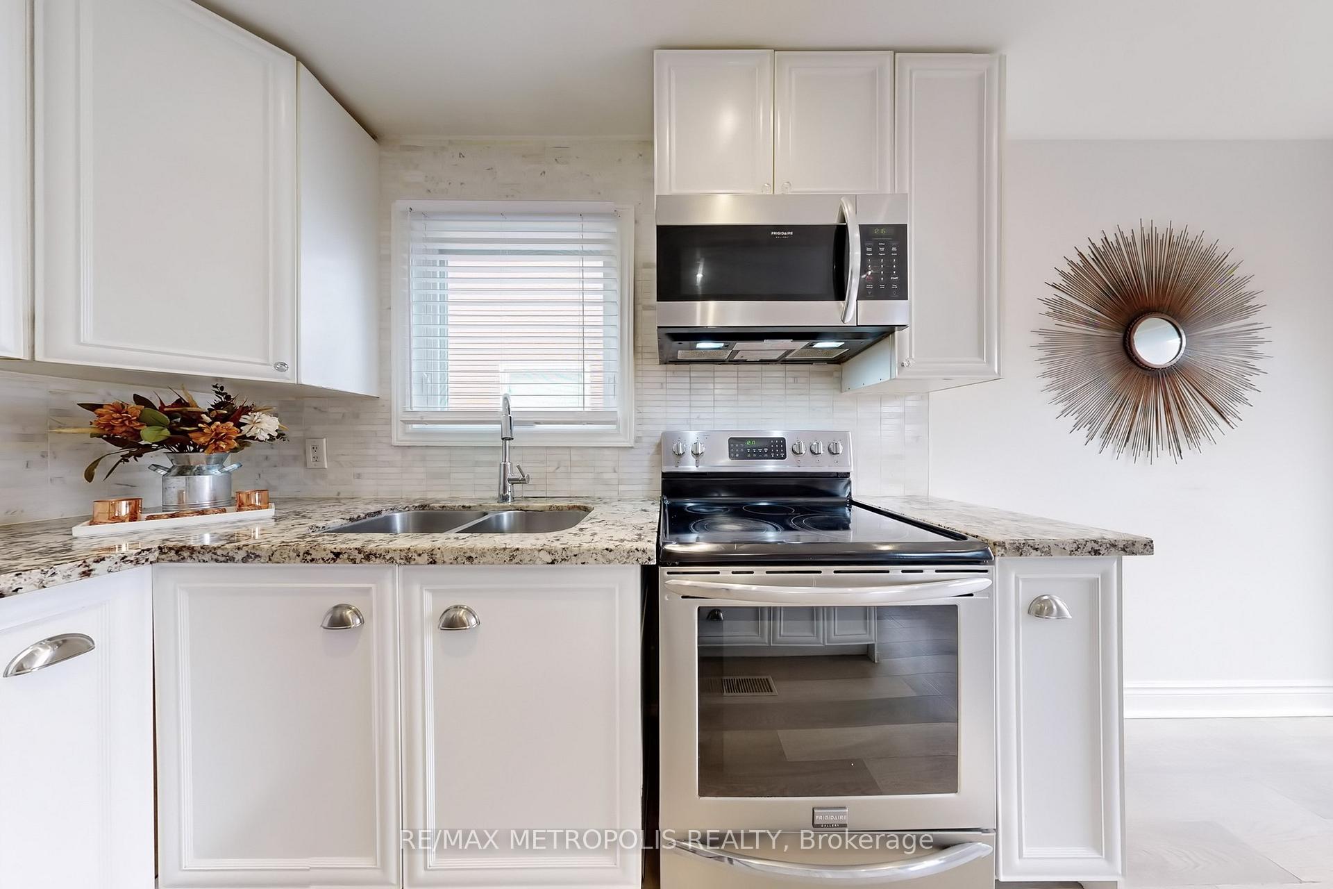 Photo 8 of 574 Cobblehill Drive, Oshawa, Pinecrest — HOMEH