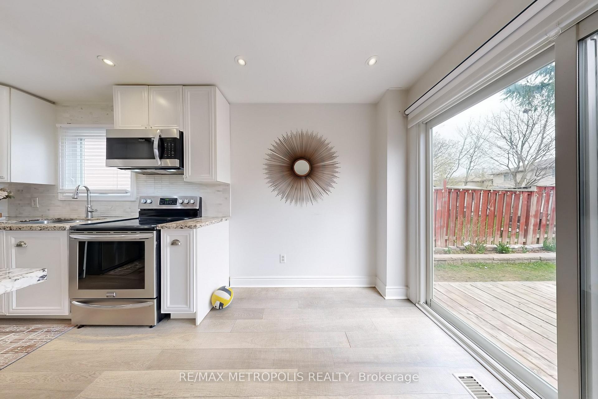 Photo 10 of 574 Cobblehill Drive, Oshawa, Pinecrest — HOMEH