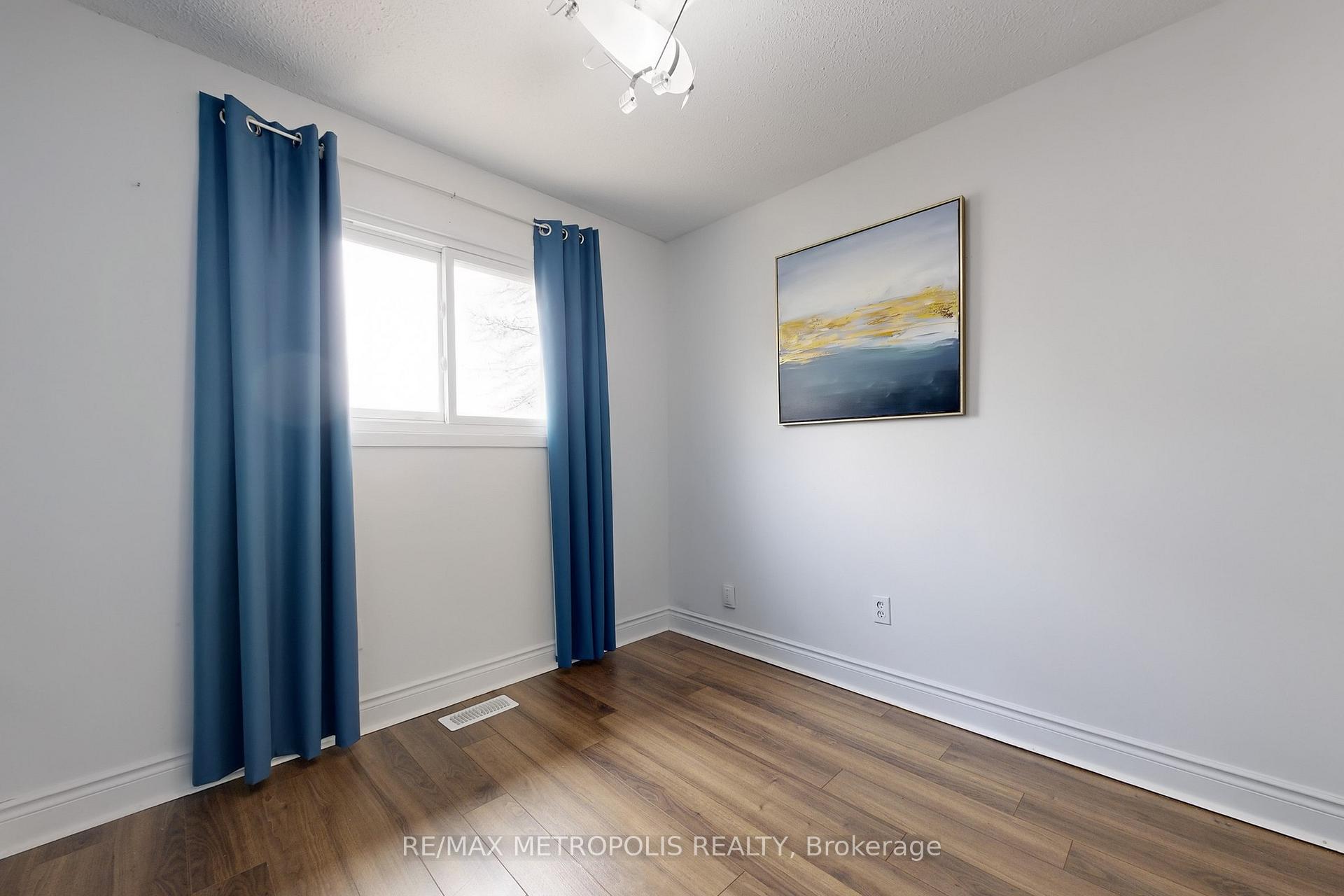 Photo 14 of 574 Cobblehill Drive, Oshawa, Pinecrest — HOMEH