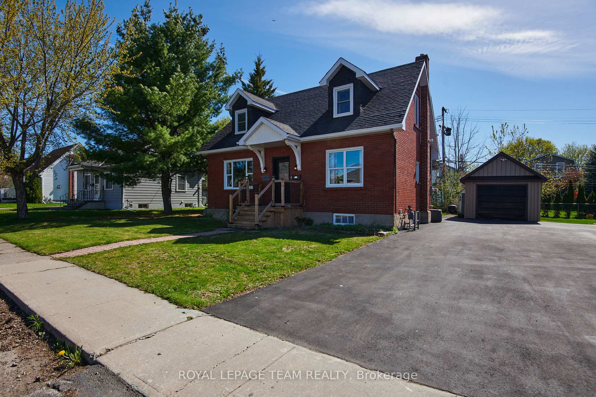 Photo 2 of 450 Dominion Street, Renfrew — HOMEH