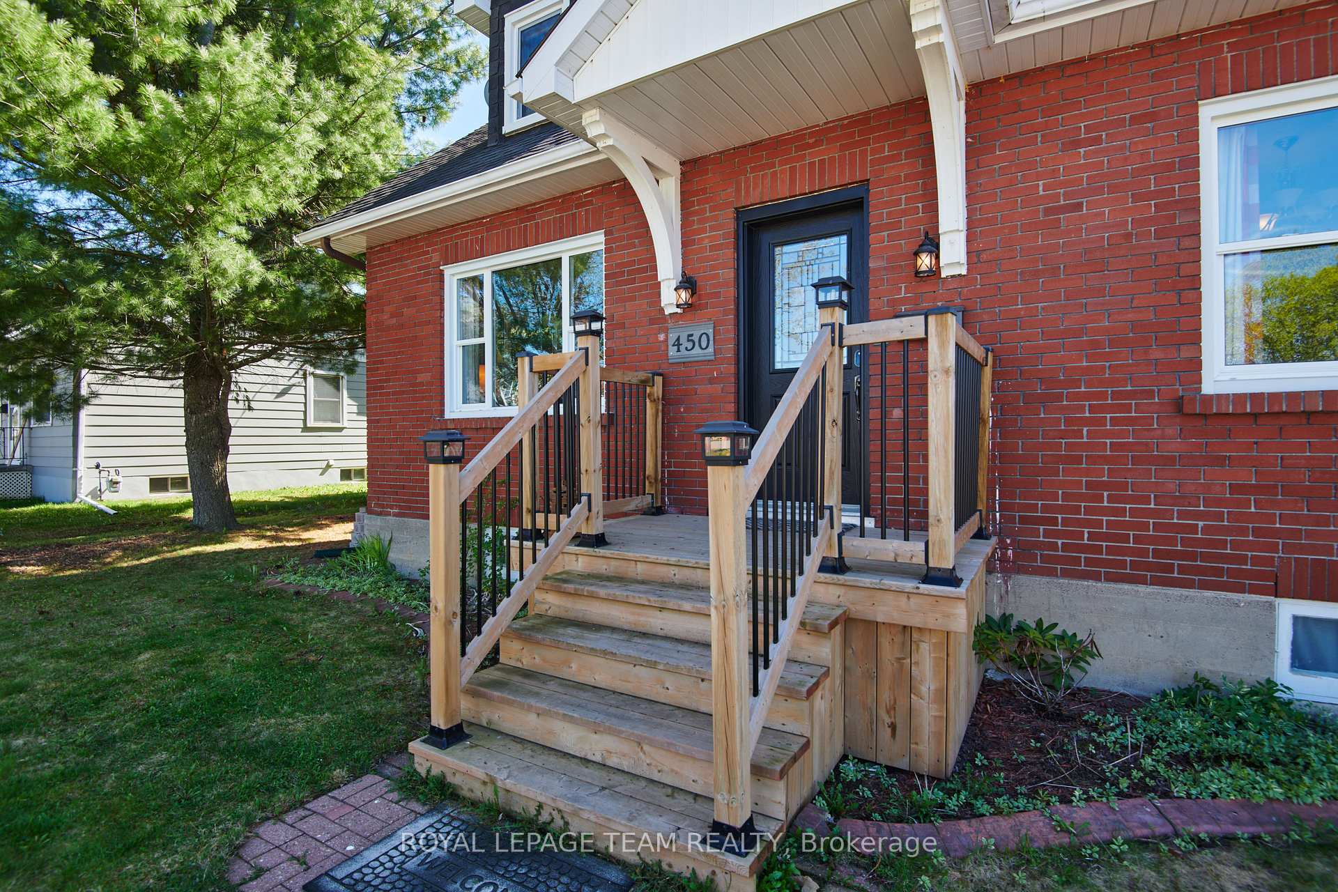 Photo 3 of 450 Dominion Street, Renfrew — HOMEH