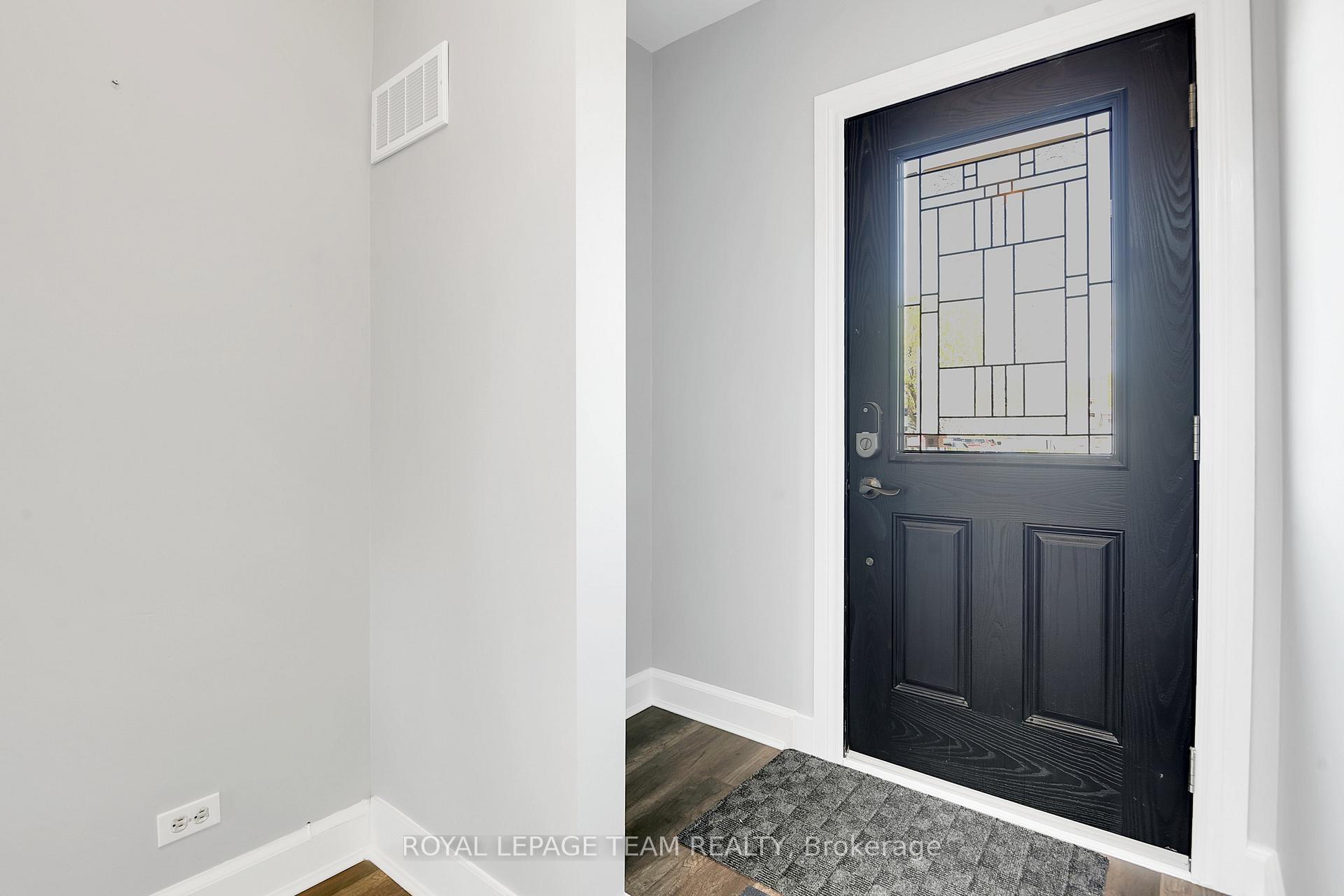 Photo 5 of 450 Dominion Street, Renfrew — HOMEH