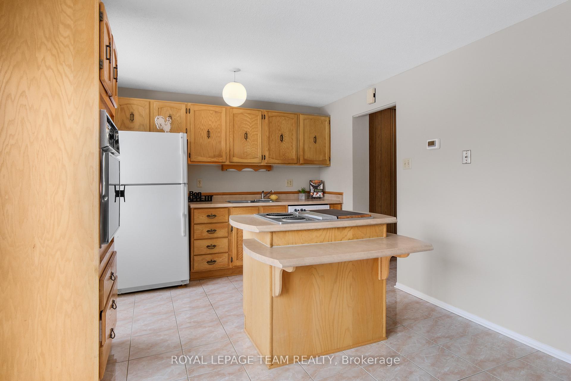 Photo 14 of 1579 Payette Drive, Ottawa, Bilberry Creek/Queenswood Heights — HOMEH