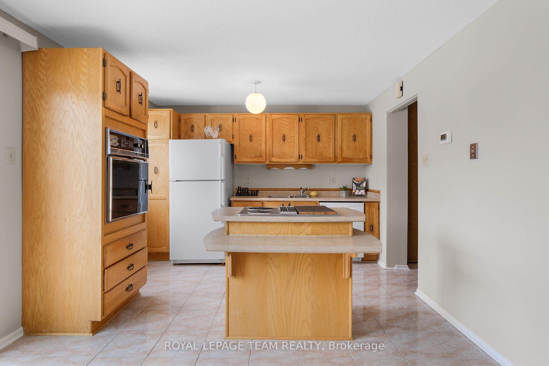 Photo 15 of 1579 Payette Drive, Ottawa, Bilberry Creek/Queenswood Heights — HOMEH