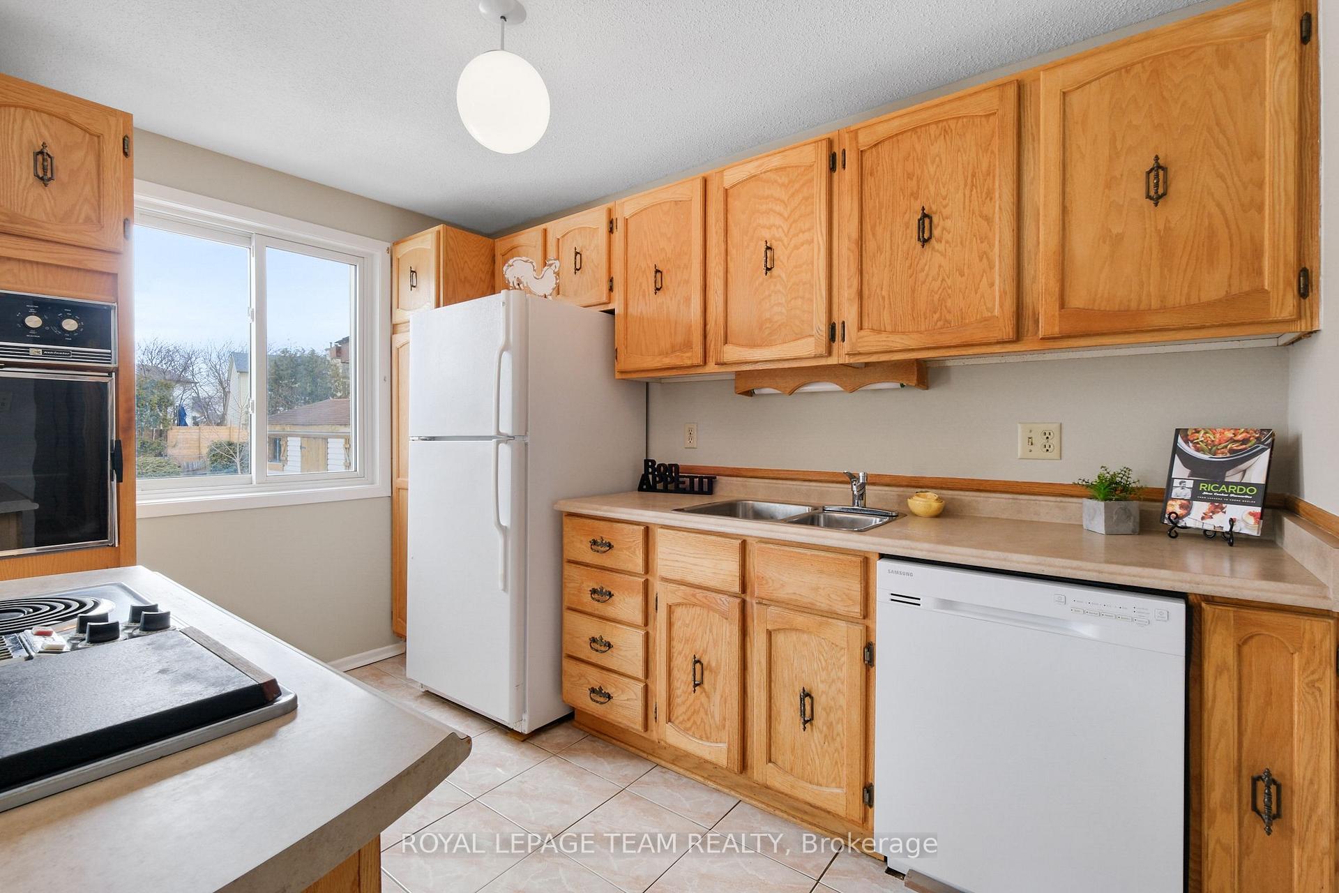 Photo 16 of 1579 Payette Drive, Ottawa, Bilberry Creek/Queenswood Heights — HOMEH