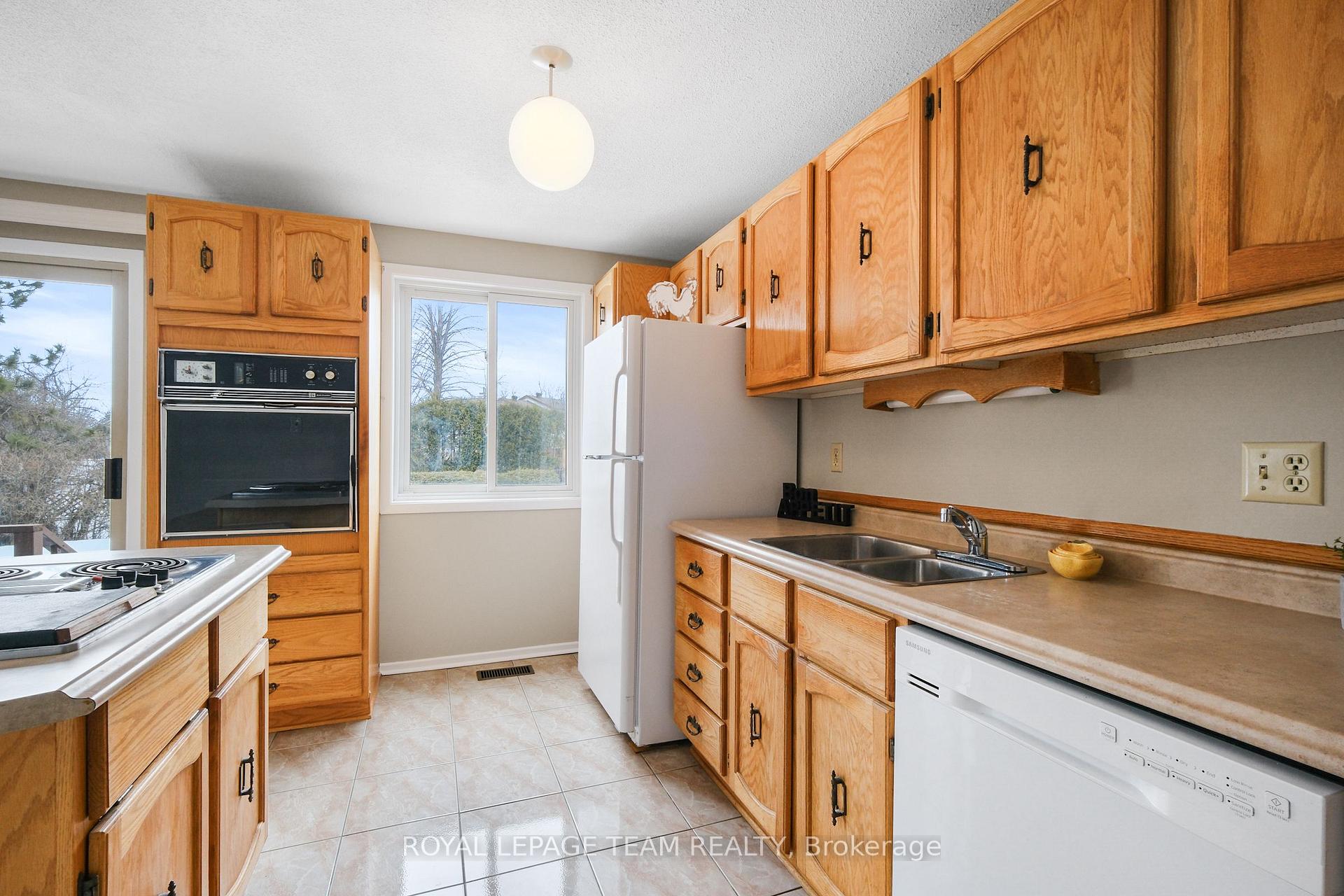 Photo 18 of 1579 Payette Drive, Ottawa, Bilberry Creek/Queenswood Heights — HOMEH