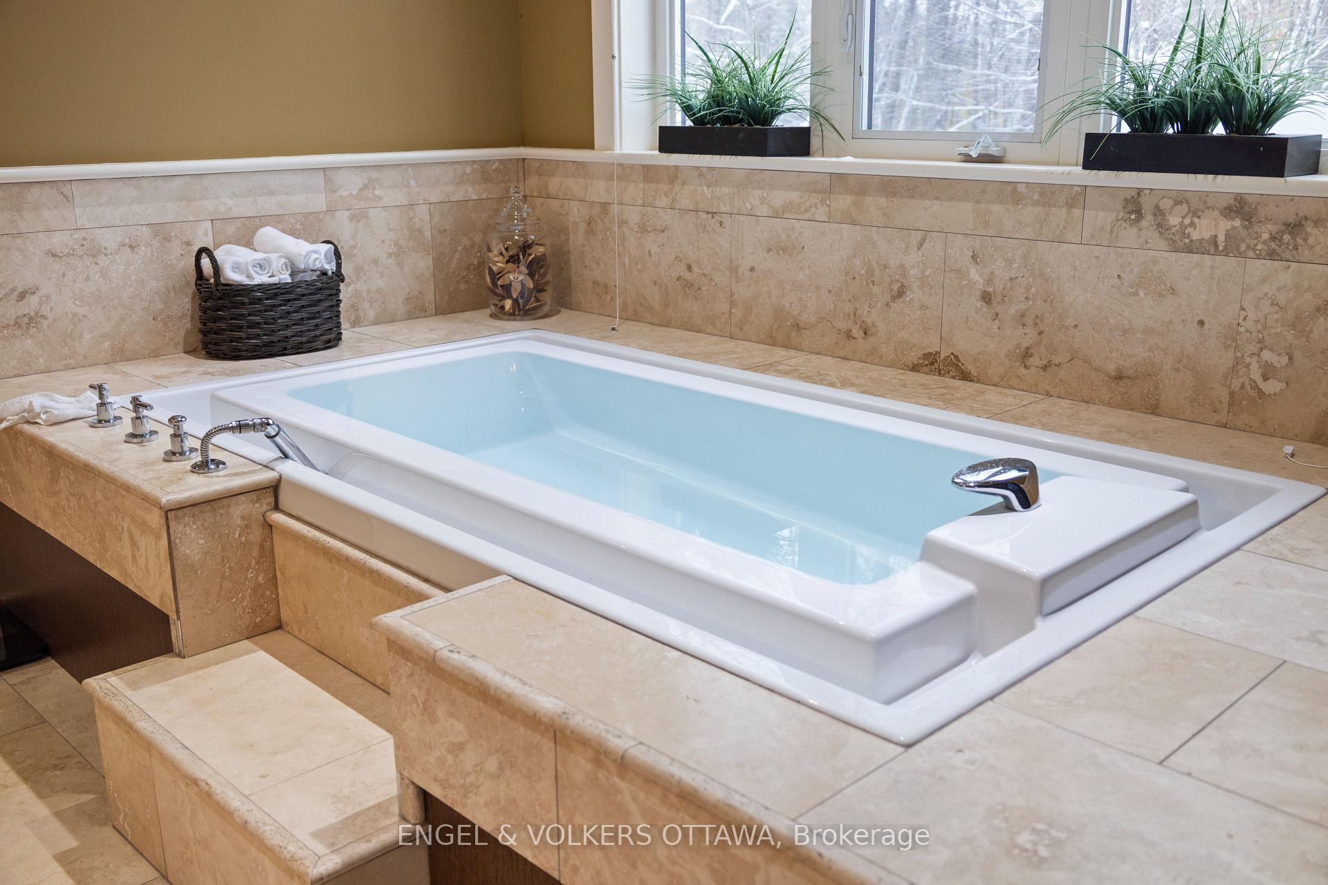 Photo 23 of 1420 Royal Maple Drive S, Ottawa, Cumberland Ridge — HOMEH