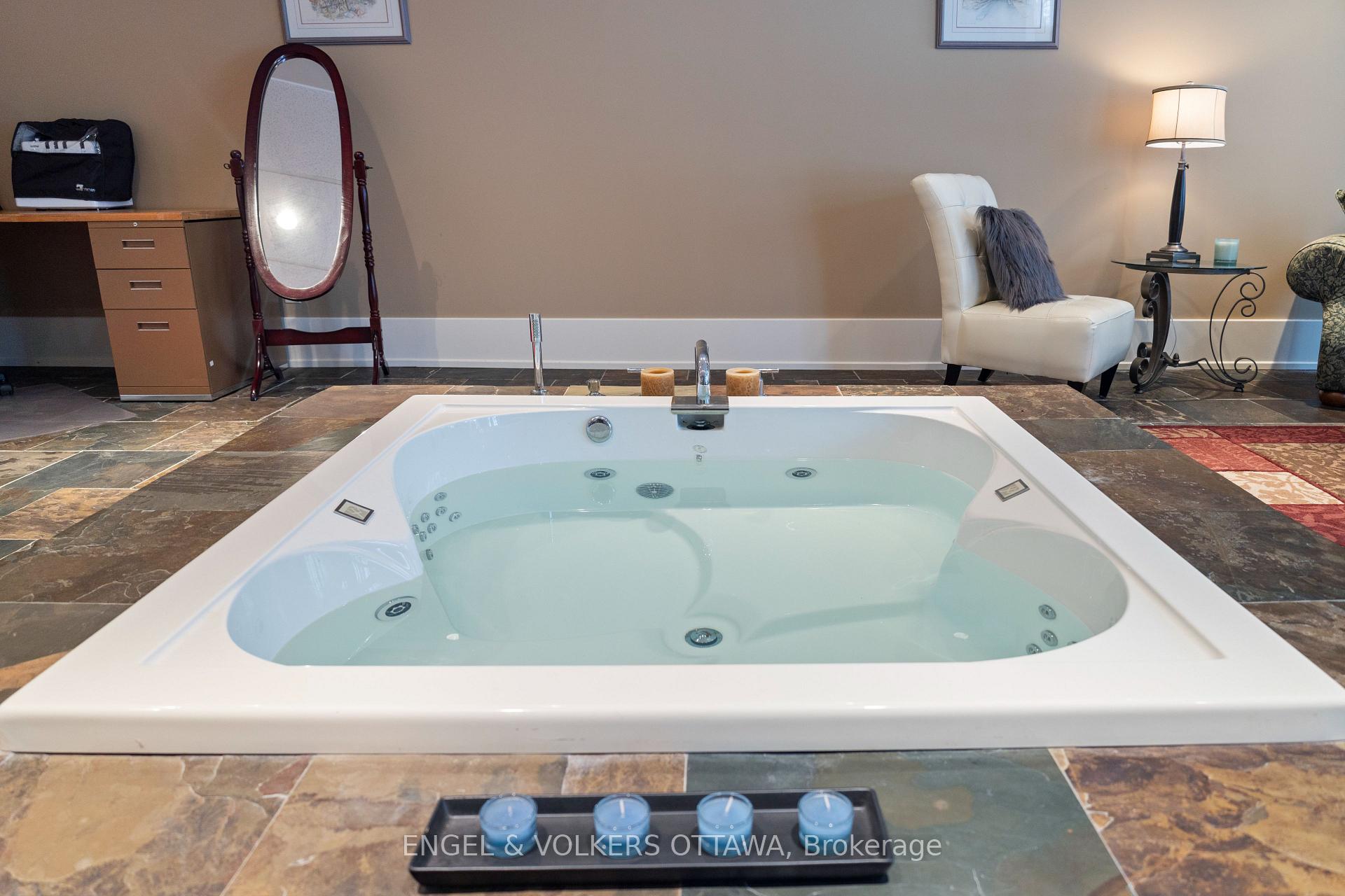 Photo 29 of 1420 Royal Maple Drive S, Ottawa, Cumberland Ridge — HOMEH