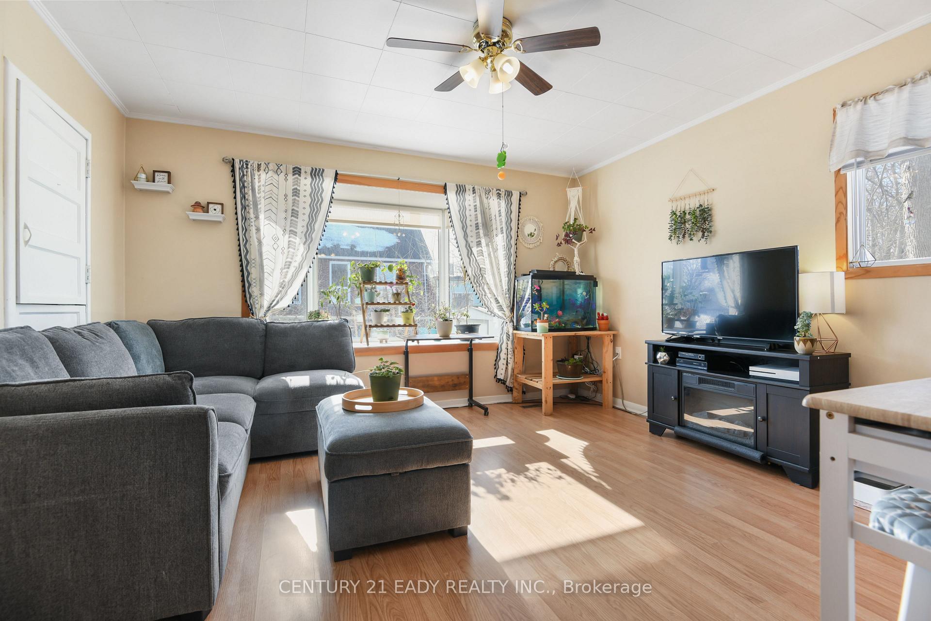 Photo 5 of 127 Cameron Avenue, Renfrew — HOMEH