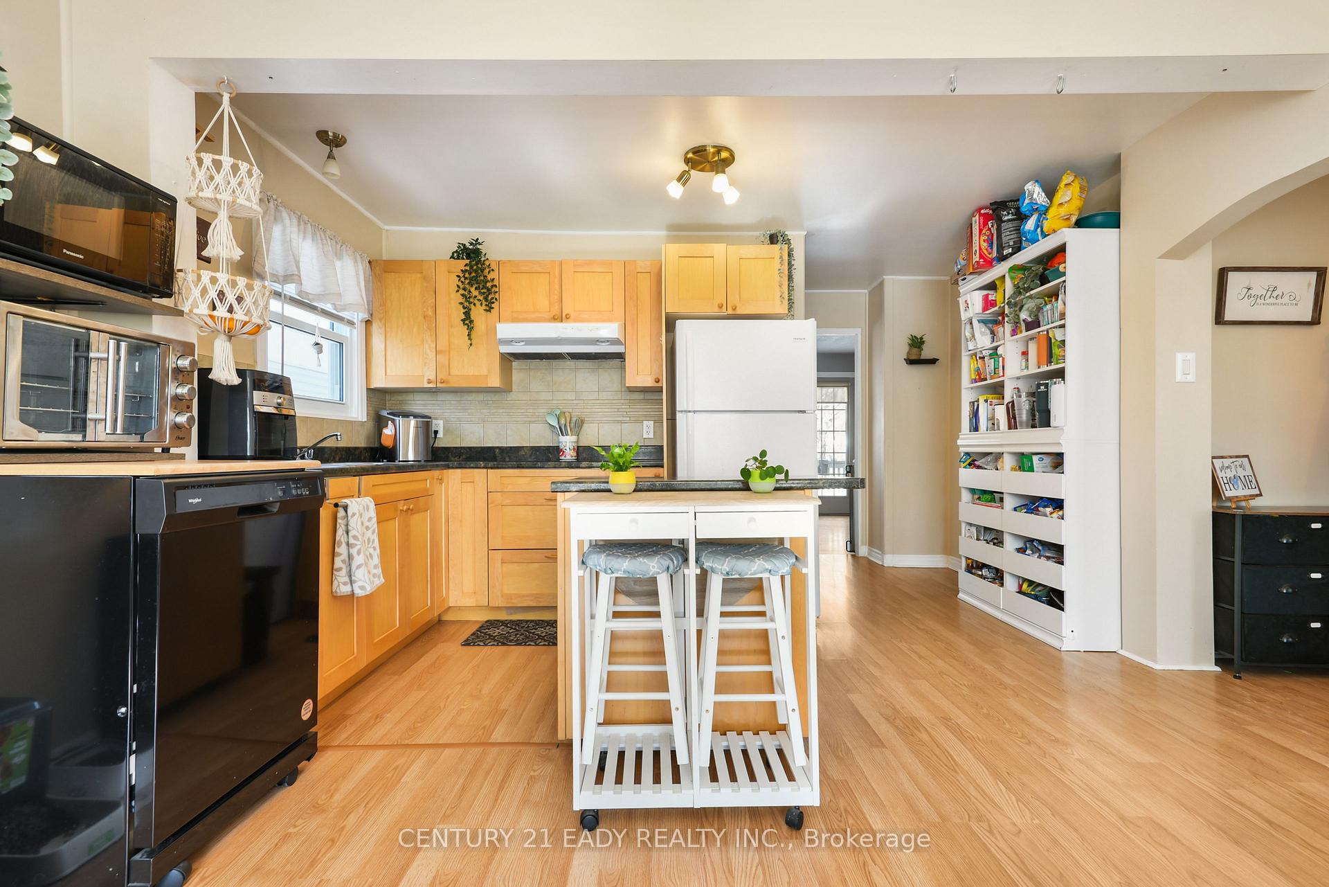 Photo 10 of 127 Cameron Avenue, Renfrew — HOMEH