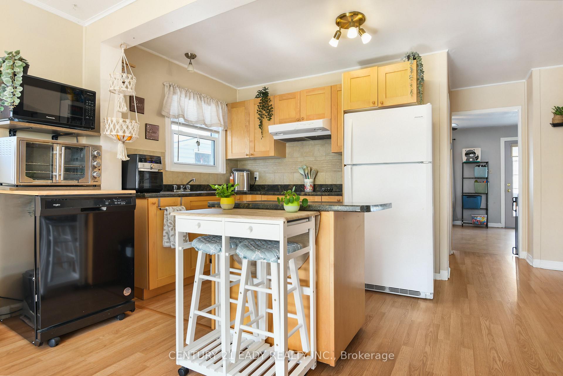 Photo 11 of 127 Cameron Avenue, Renfrew — HOMEH