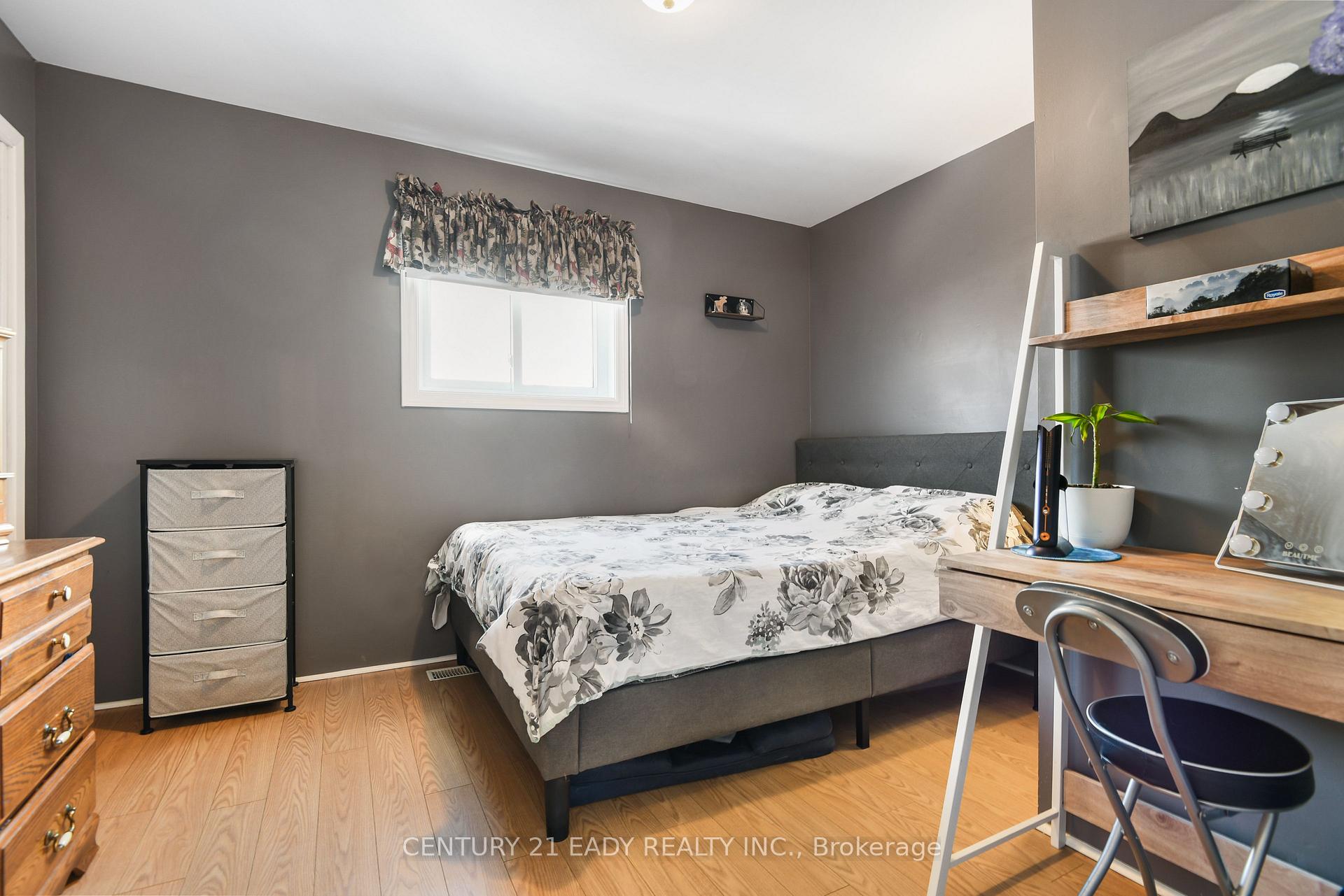 Photo 15 of 127 Cameron Avenue, Renfrew — HOMEH