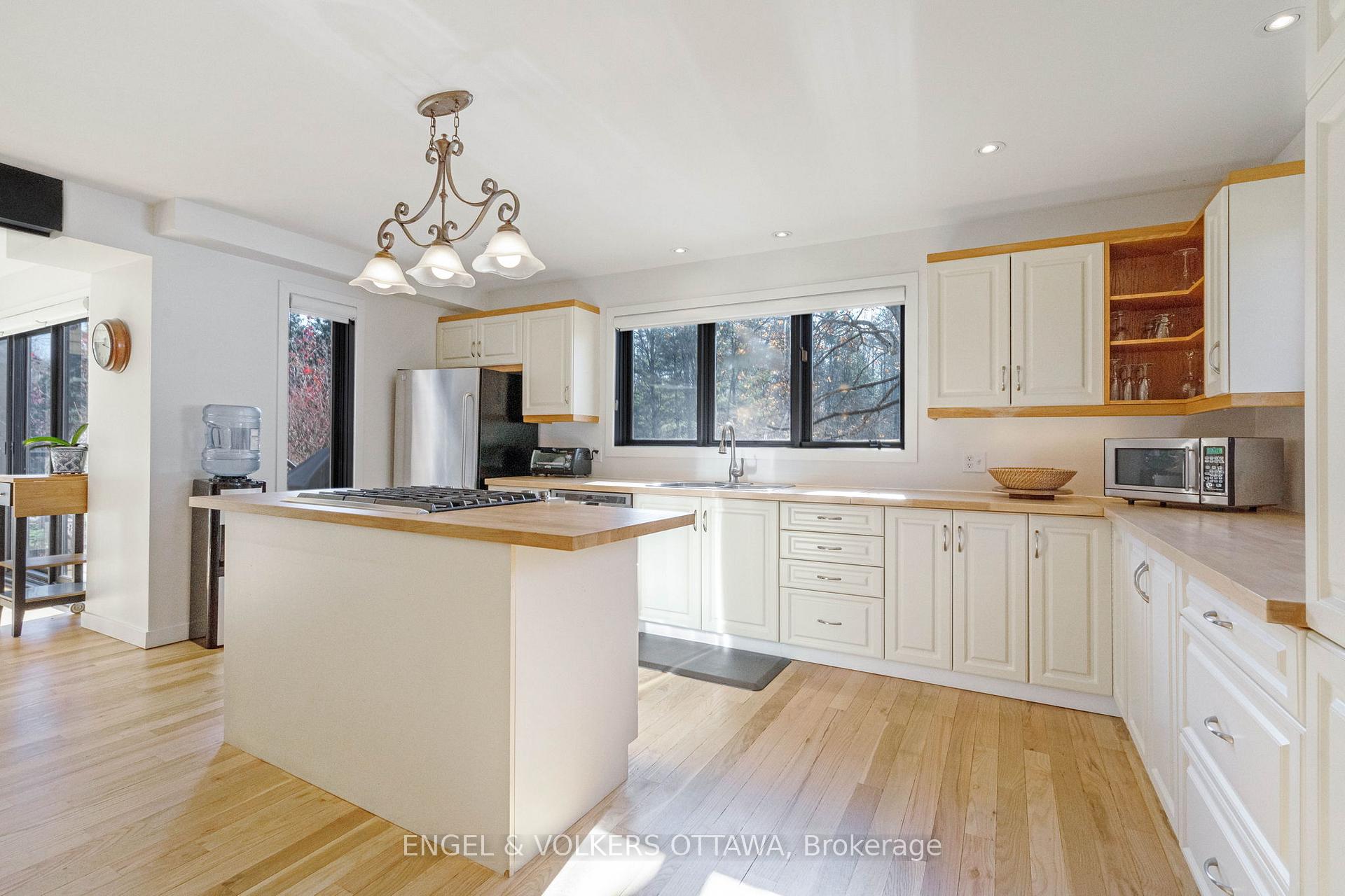 Photo 7 of 1438 Gerald Street, Ottawa, Springridge/East Village — HOMEH