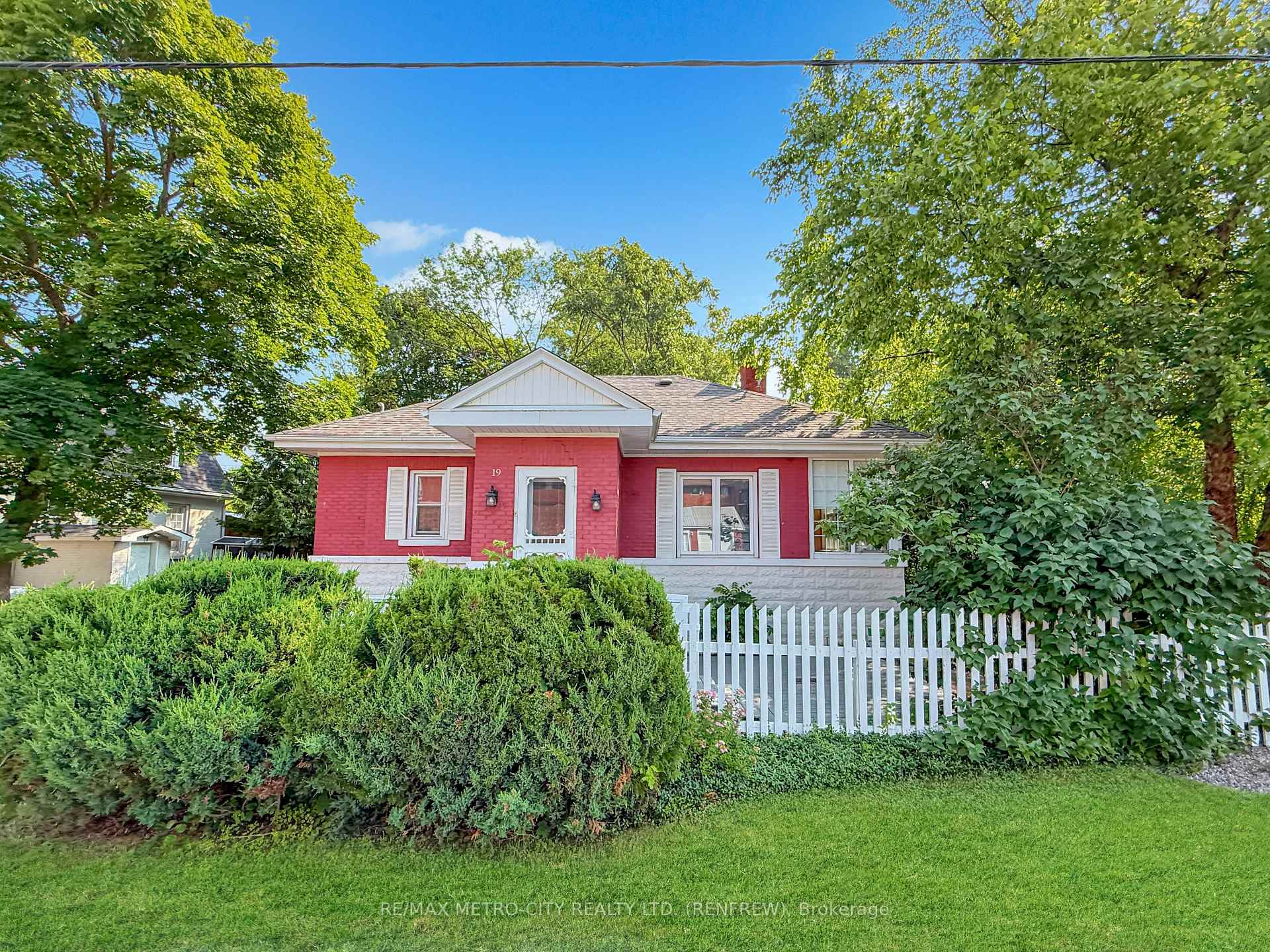 Photo 1 of 19 Lorne Street S, Renfrew — HOMEH