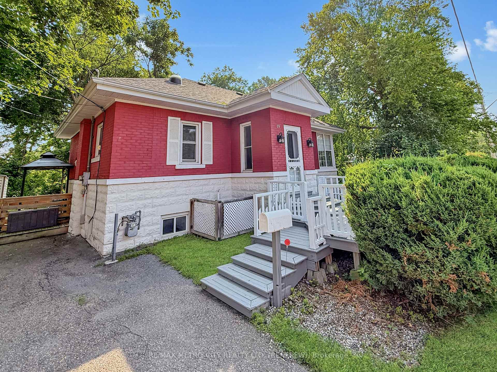 Photo 2 of 19 Lorne Street S, Renfrew — HOMEH