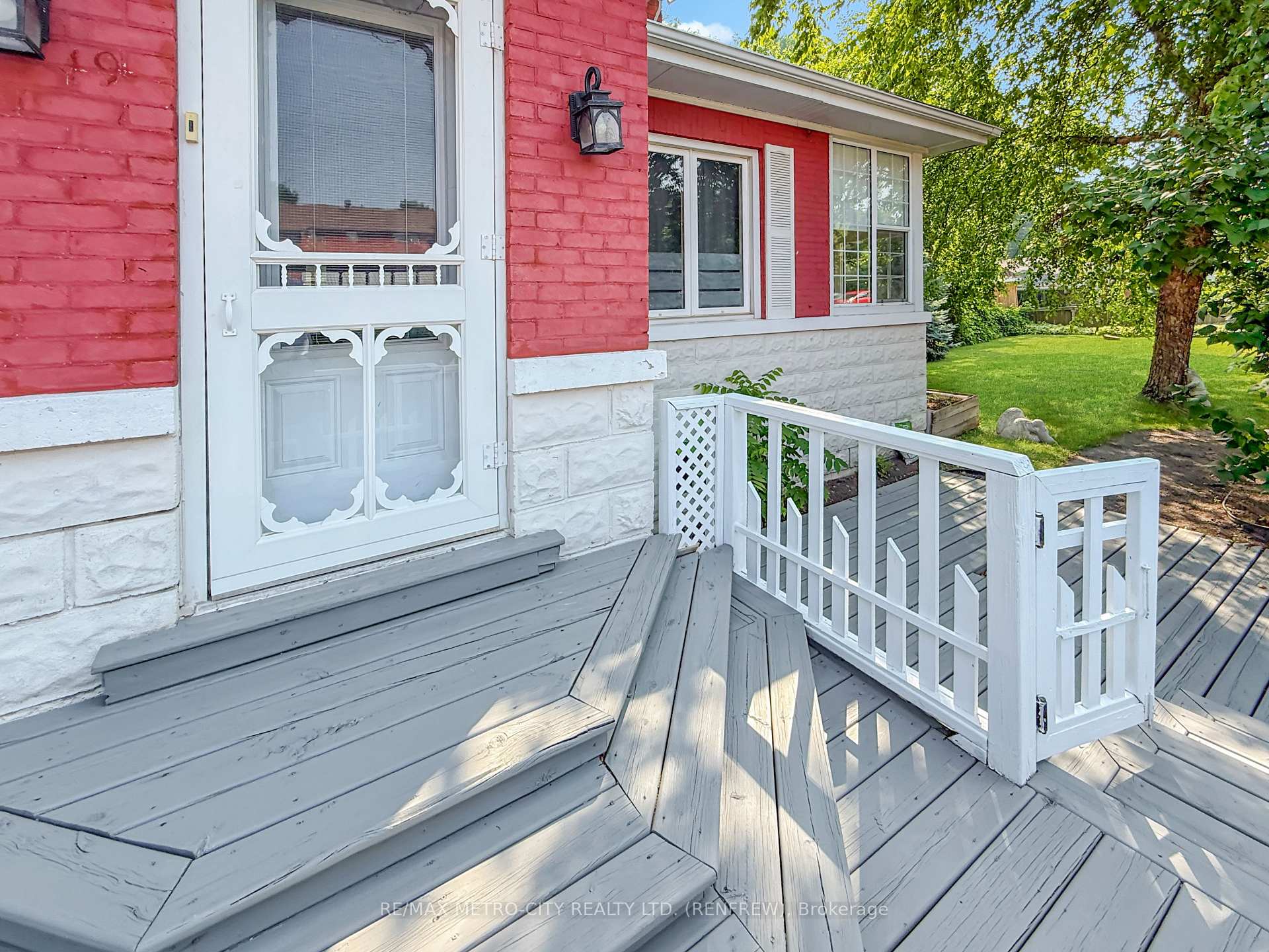 Photo 4 of 19 Lorne Street S, Renfrew — HOMEH