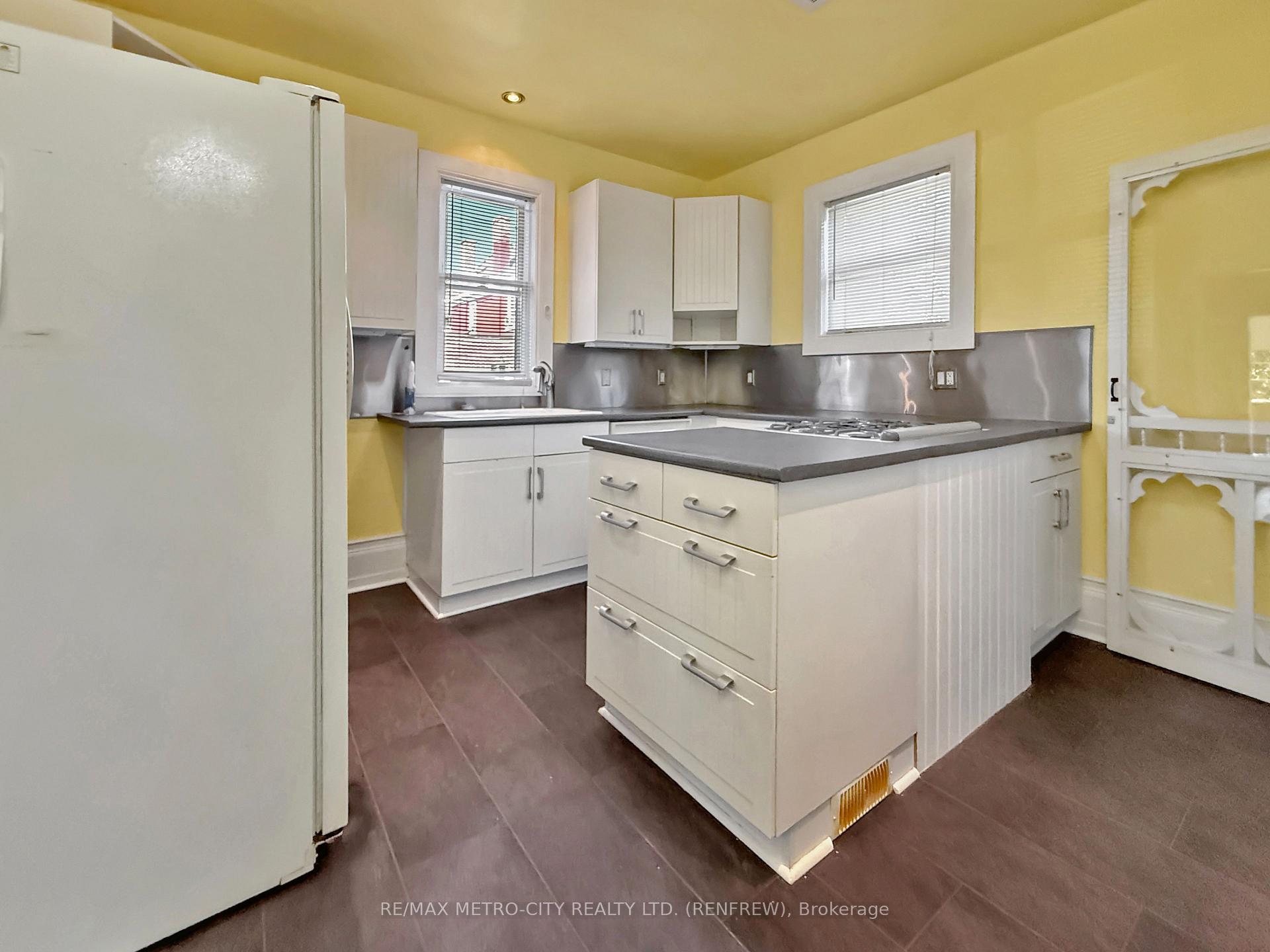 Photo 5 of 19 Lorne Street S, Renfrew — HOMEH