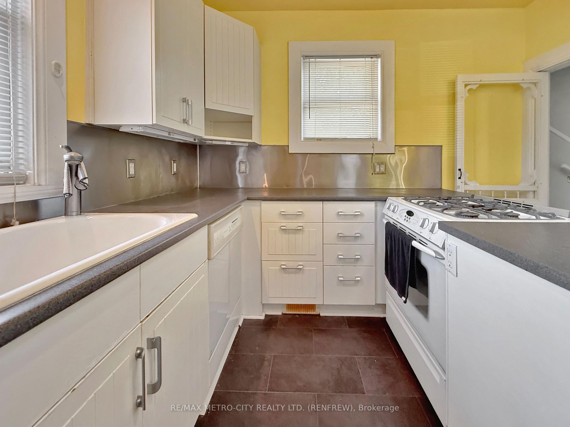 Photo 7 of 19 Lorne Street S, Renfrew — HOMEH