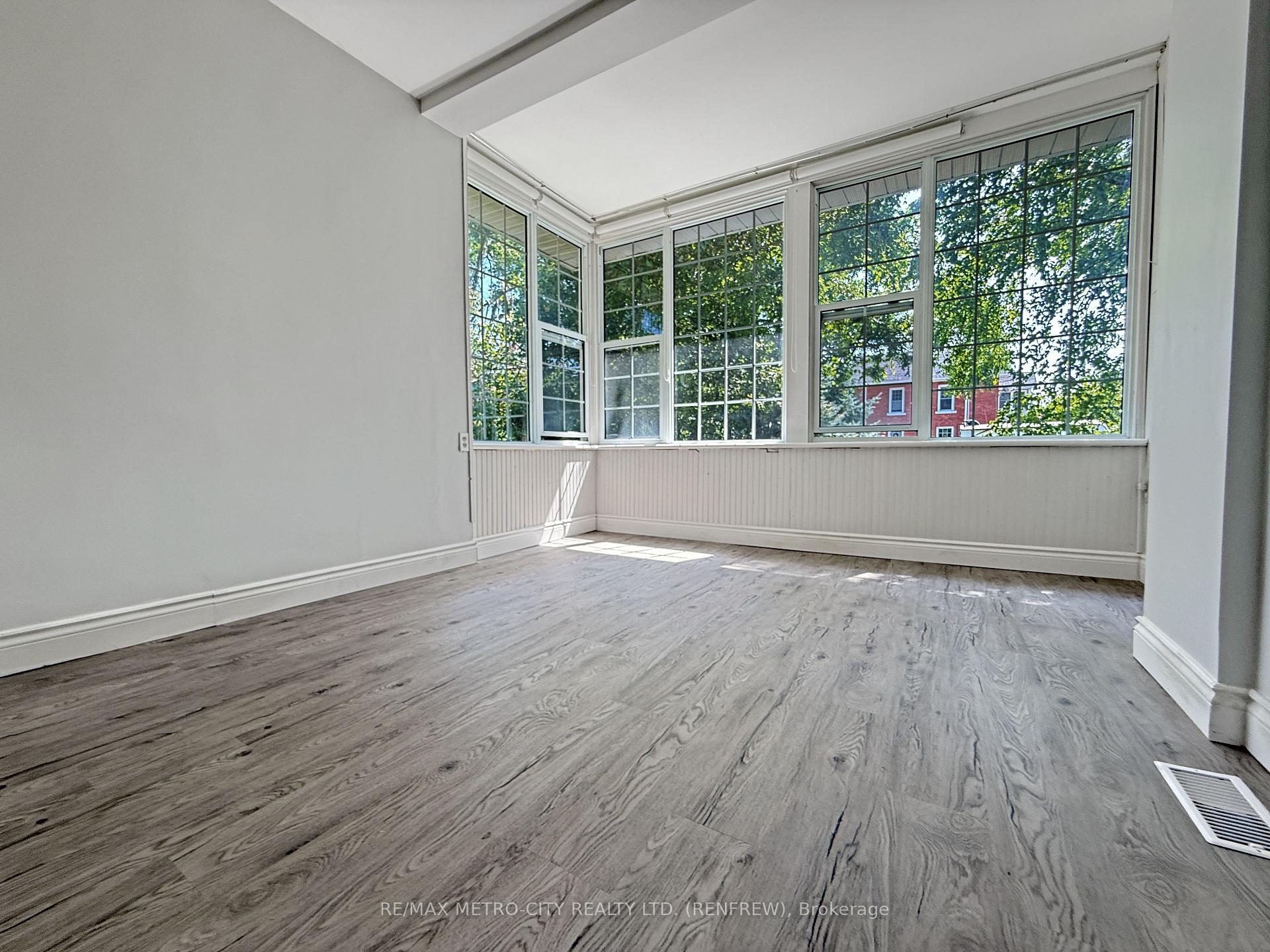 Photo 11 of 19 Lorne Street S, Renfrew — HOMEH