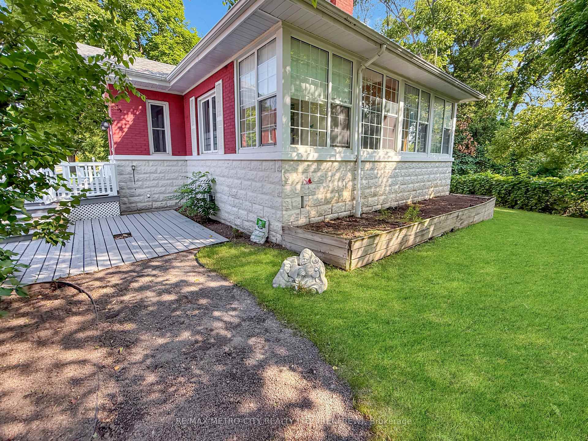 Photo 20 of 19 Lorne Street S, Renfrew — HOMEH