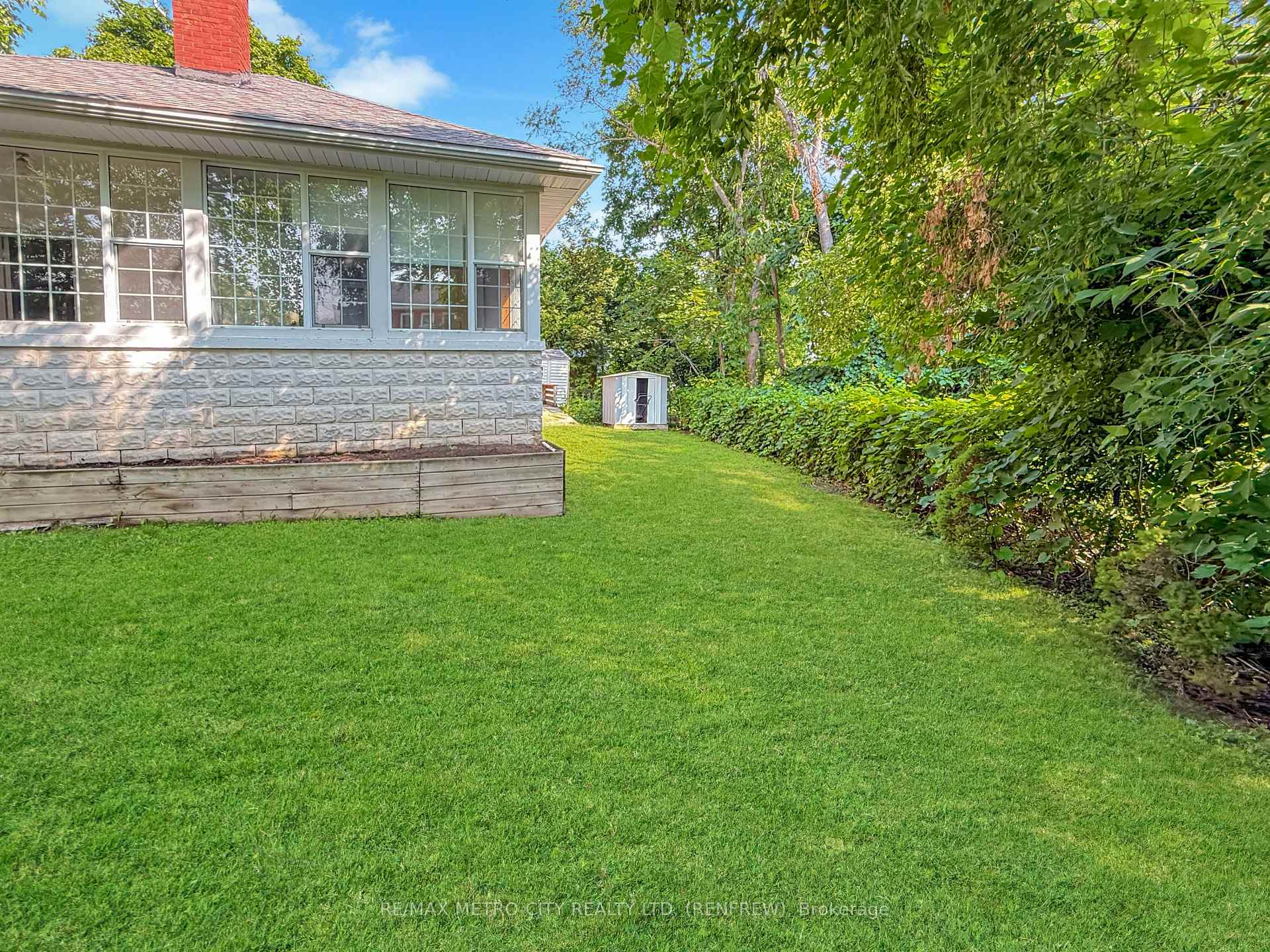 Photo 21 of 19 Lorne Street S, Renfrew — HOMEH