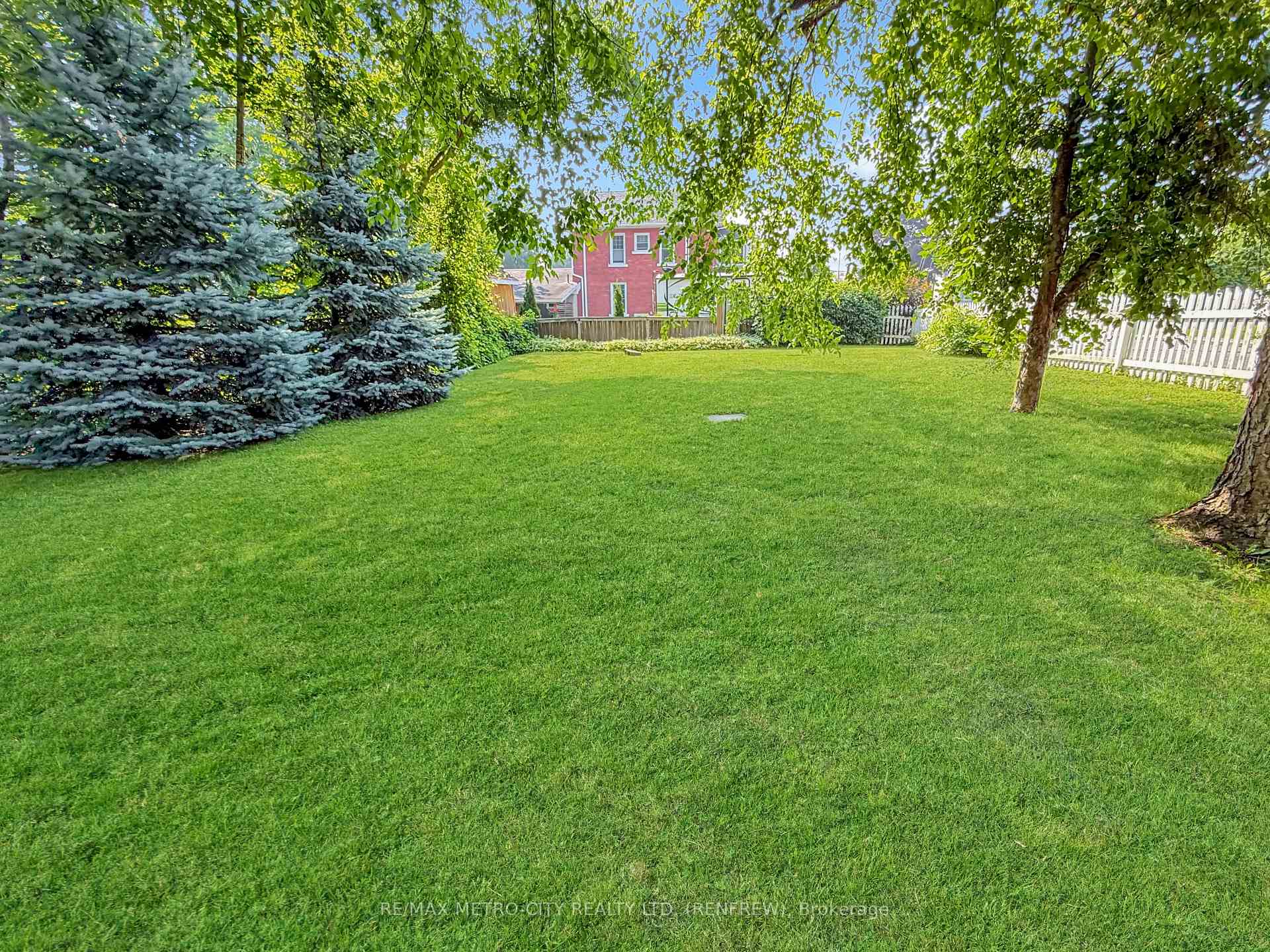 Photo 23 of 19 Lorne Street S, Renfrew — HOMEH