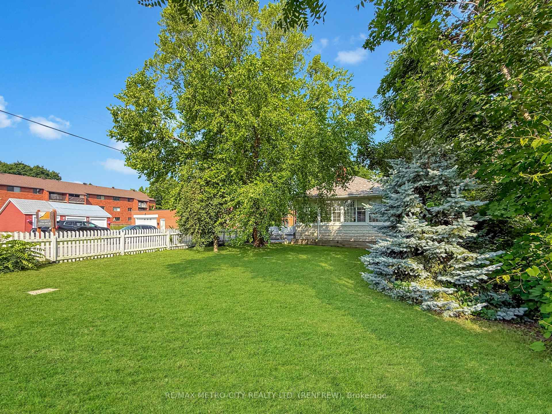 Photo 24 of 19 Lorne Street S, Renfrew — HOMEH