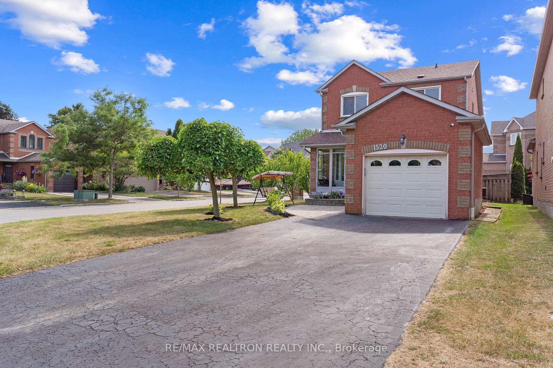 Front of 1520 Sandhurst Crescent