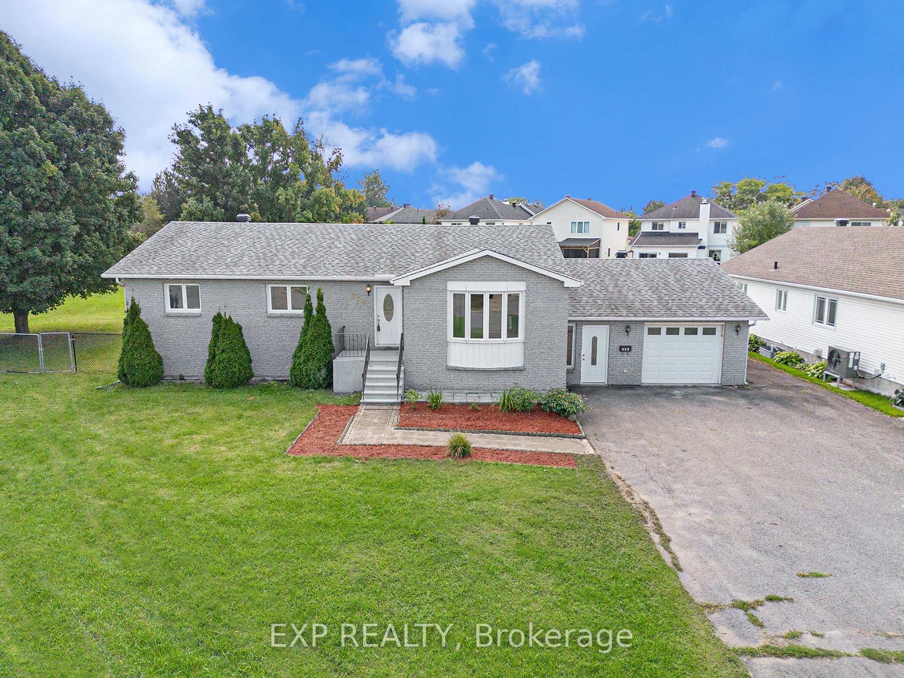 Photo 3 of 880 Beauregard Crescent, Ottawa, Fallingbrook/Ridgemount — HOMEH