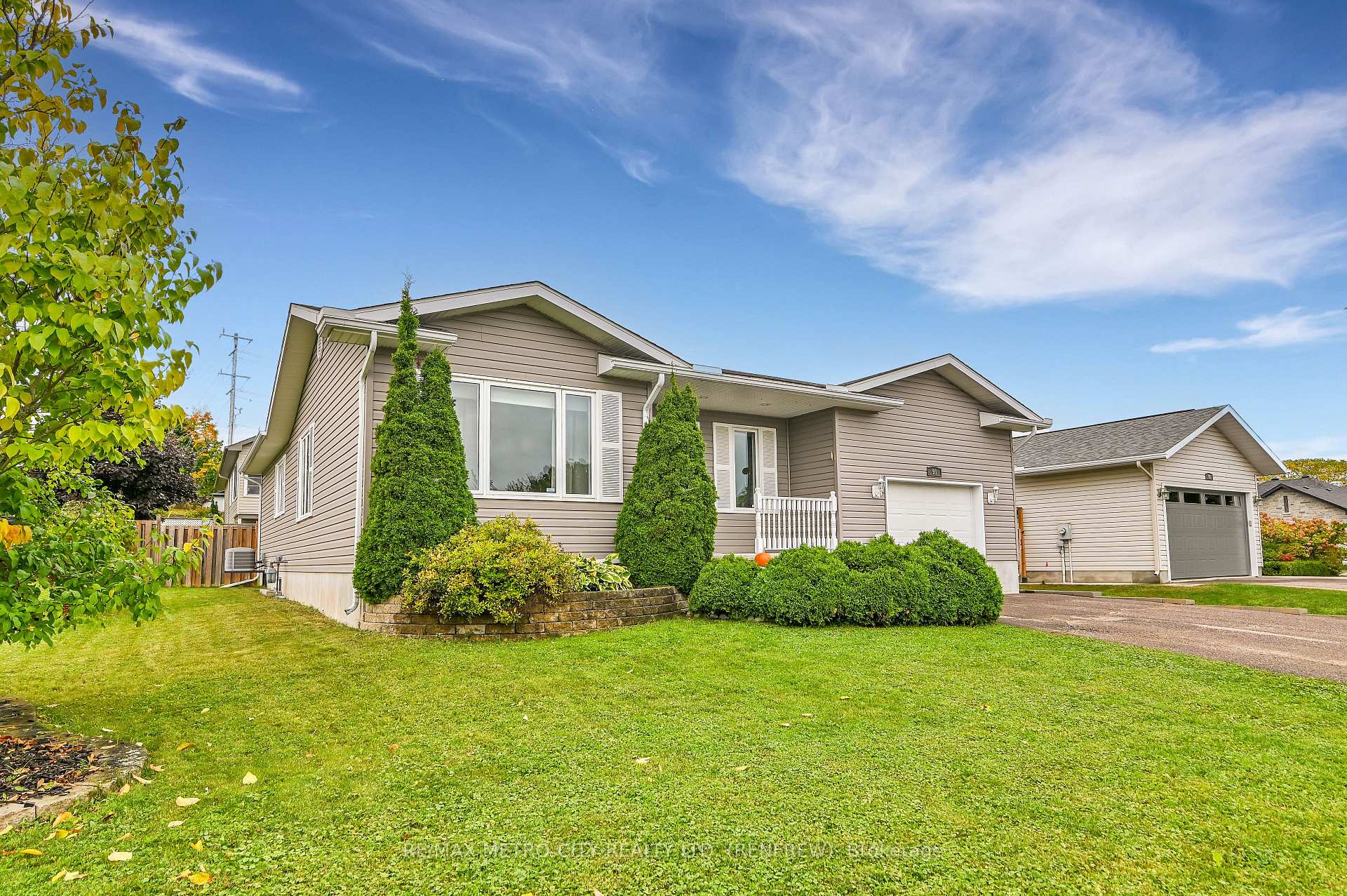 Photo 3 of 91 Haramis Drive, Renfrew — HOMEH
