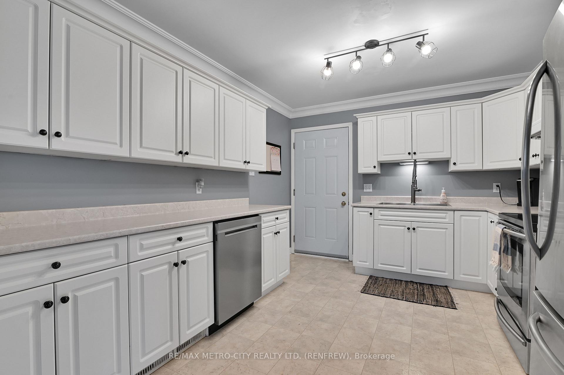 Photo 10 of 91 Haramis Drive, Renfrew — HOMEH