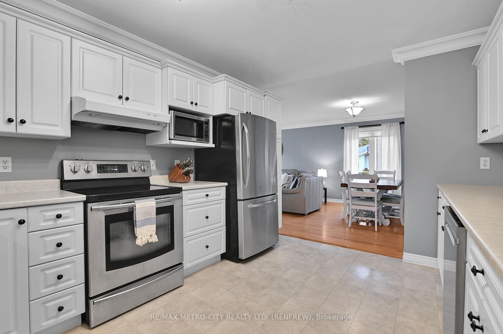 Photo 11 of 91 Haramis Drive, Renfrew — HOMEH