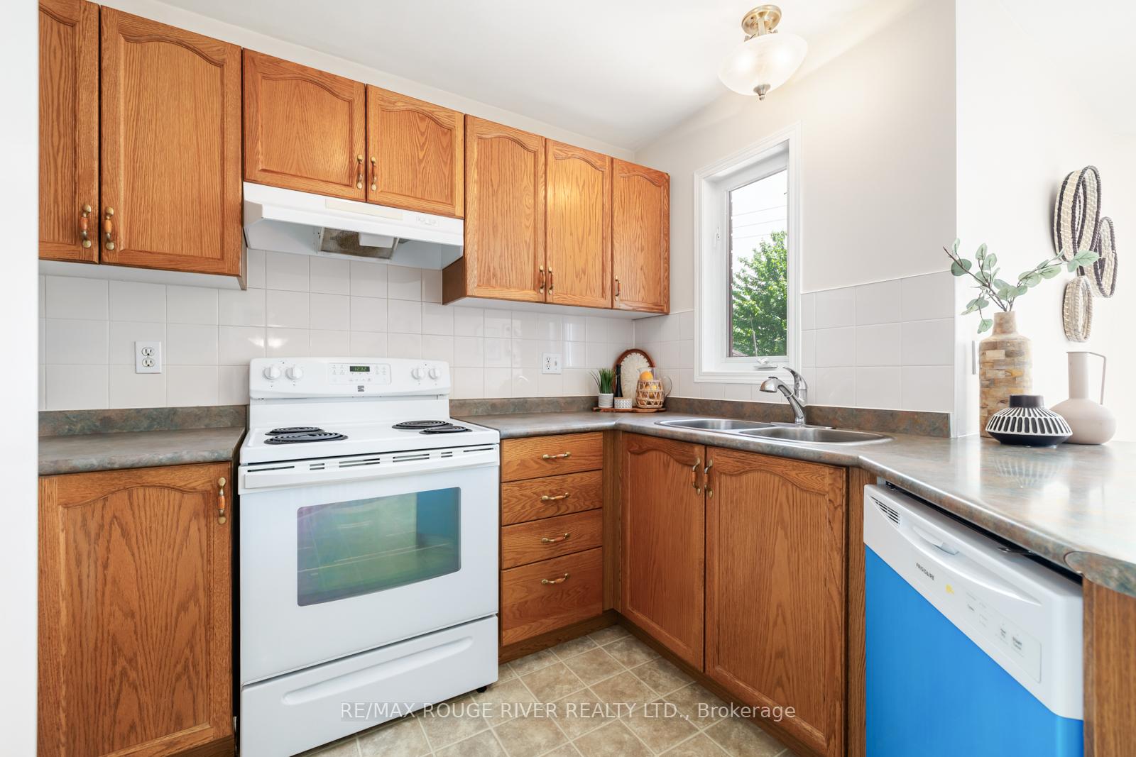 Photo 11 of 887 Beatrice Street E, Oshawa, Pinecrest — HOMEH