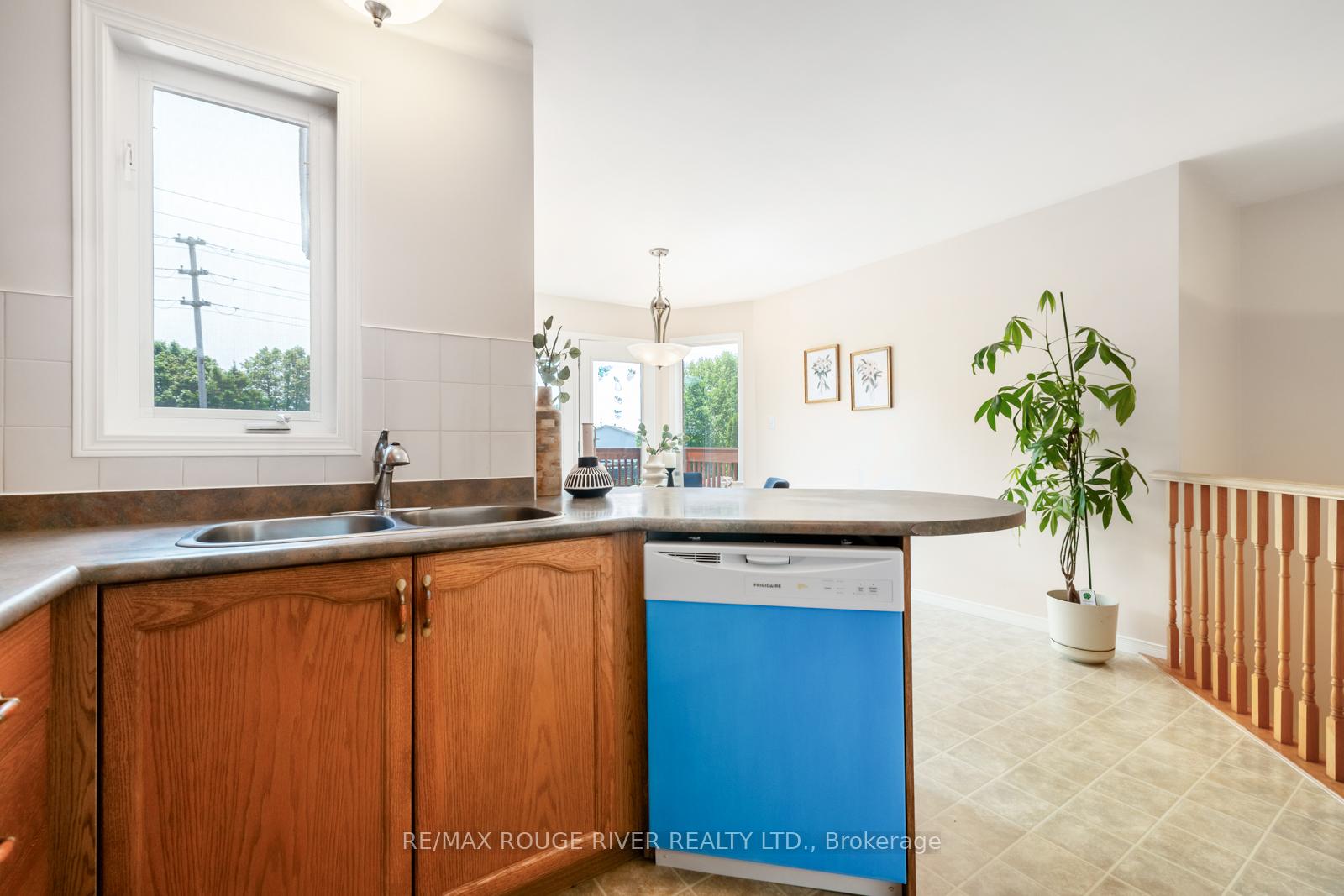 Photo 12 of 887 Beatrice Street E, Oshawa, Pinecrest — HOMEH