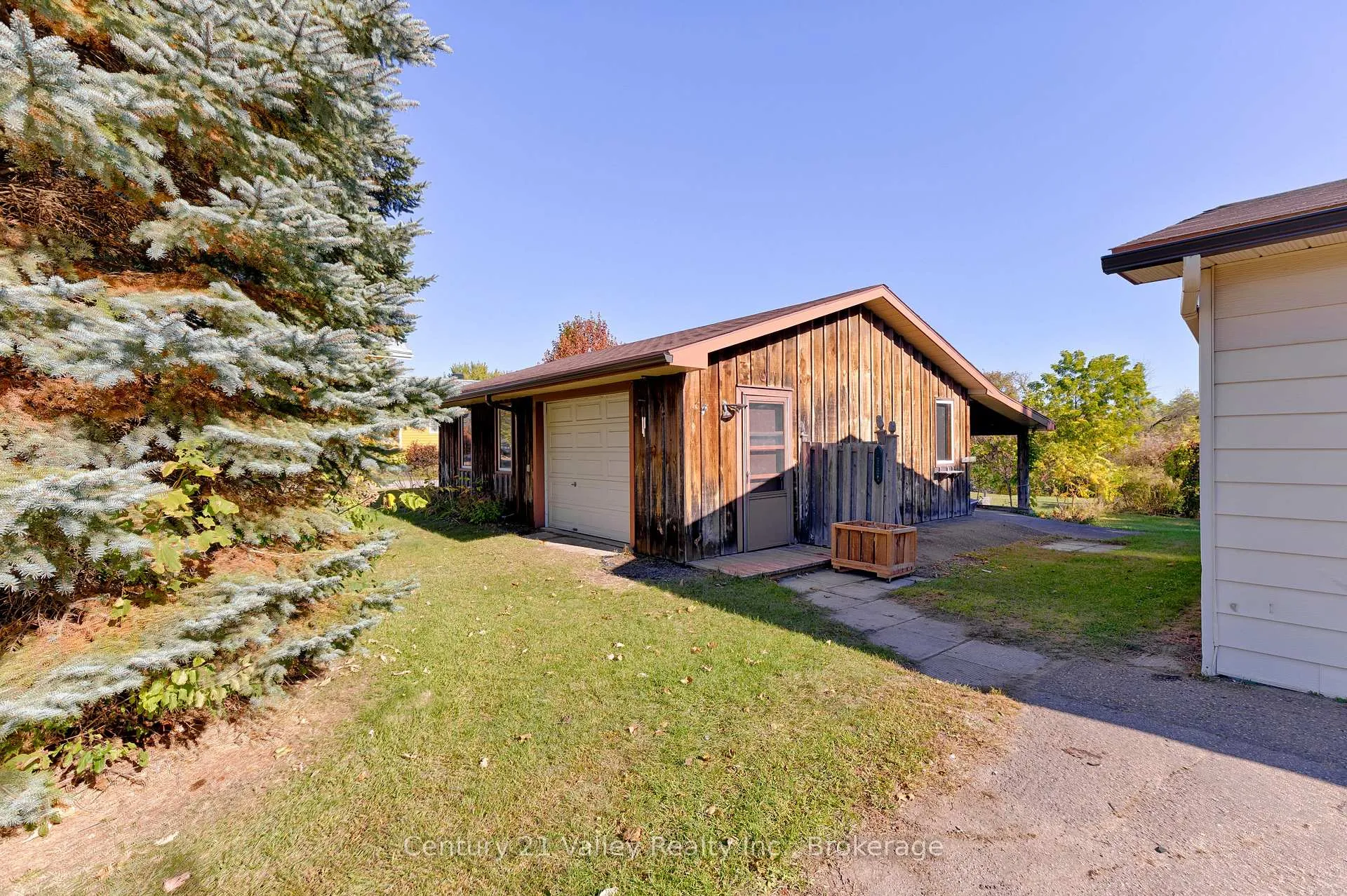 Photo 2 of 405 Moore Street, Renfrew — HOMEH