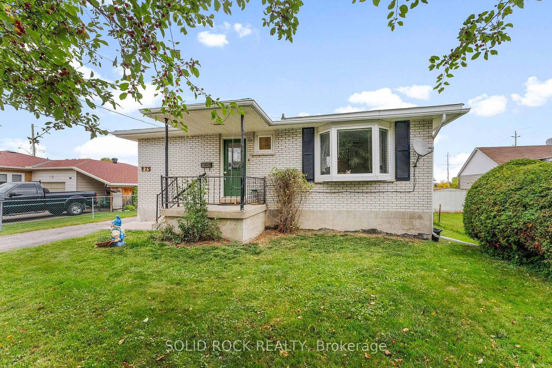 Photo 1 of 923 Raglan Street S, Renfrew — HOMEH
