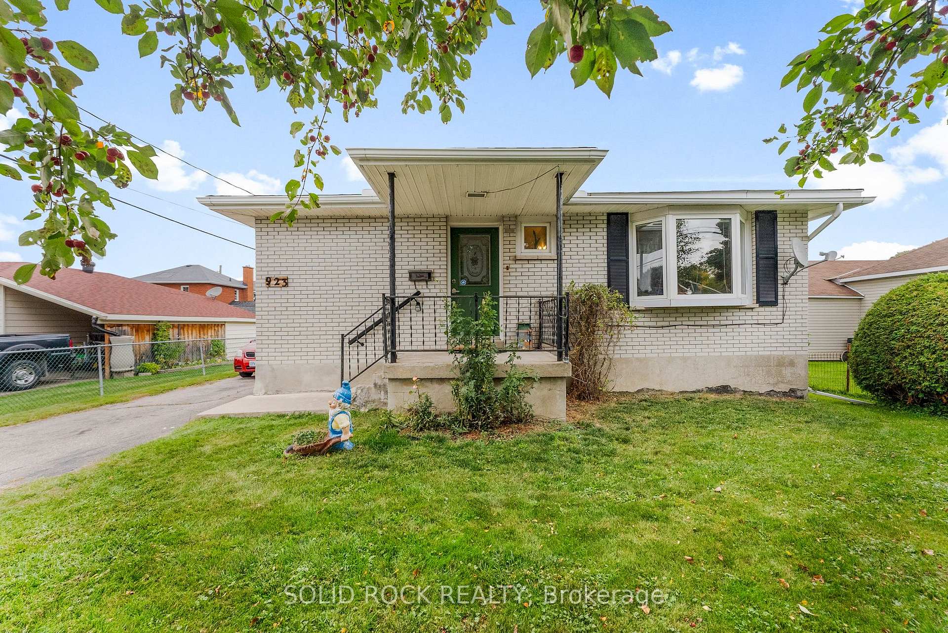 Photo 2 of 923 Raglan Street S, Renfrew — HOMEH