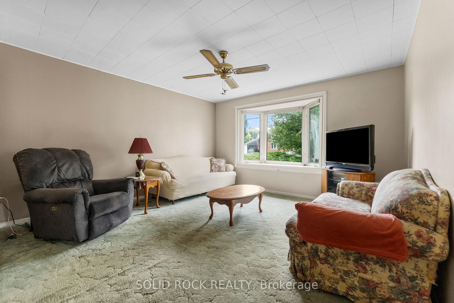Photo 6 of 923 Raglan Street S, Renfrew — HOMEH