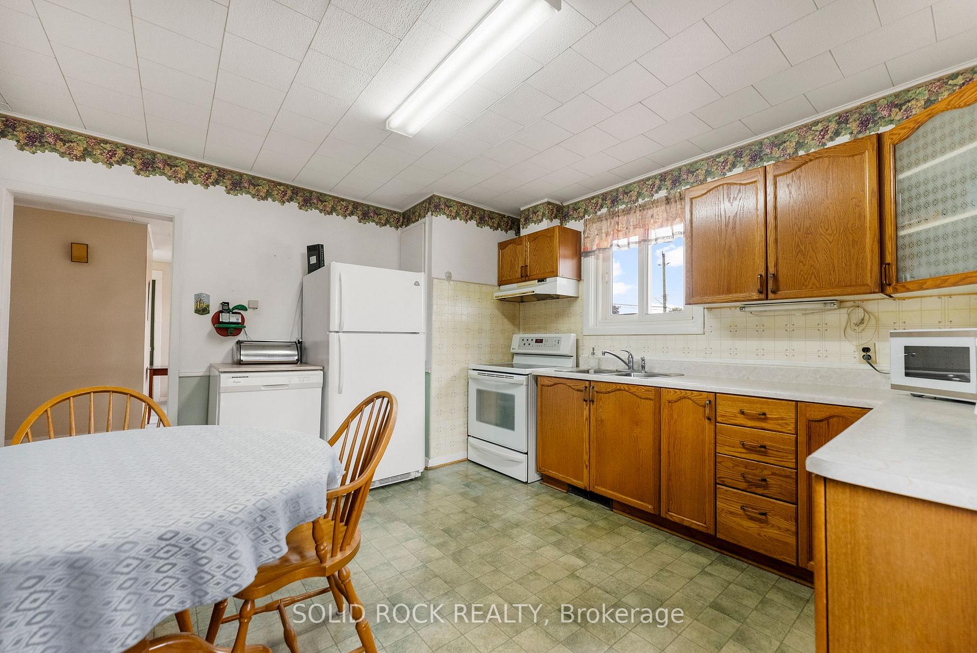 Photo 8 of 923 Raglan Street S, Renfrew — HOMEH