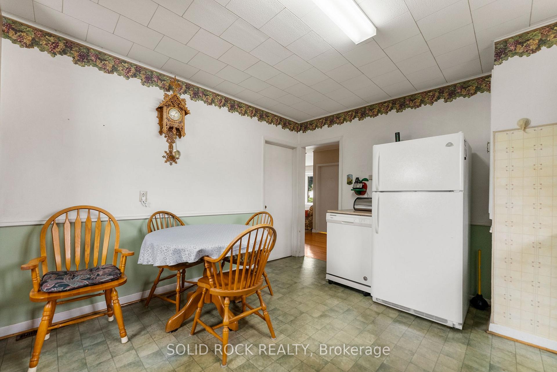 Photo 9 of 923 Raglan Street S, Renfrew — HOMEH