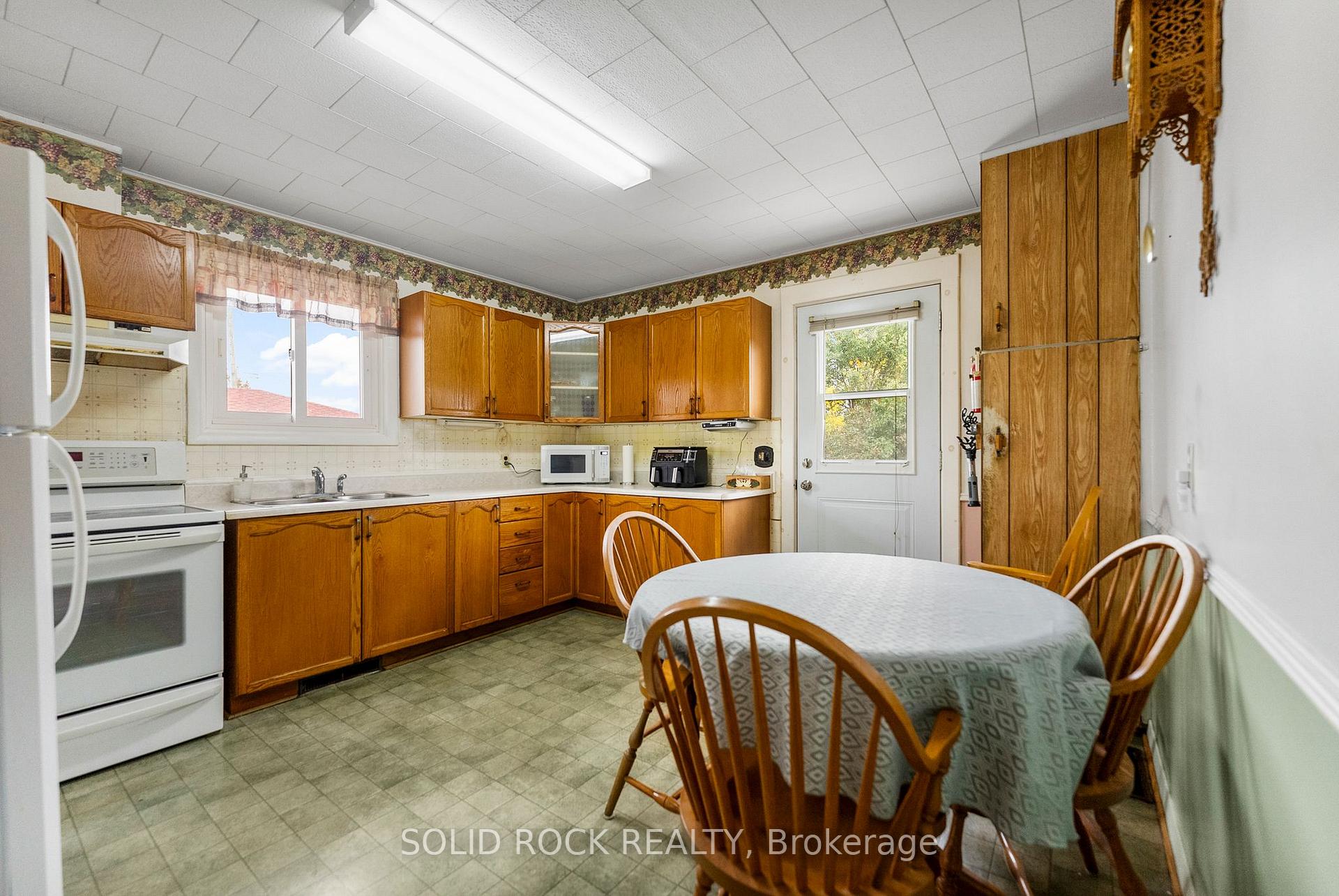 Photo 10 of 923 Raglan Street S, Renfrew — HOMEH