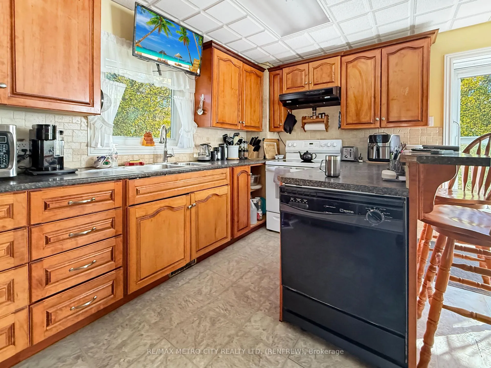 Photo 5 of 330 McLean Street, Renfrew — HOMEH