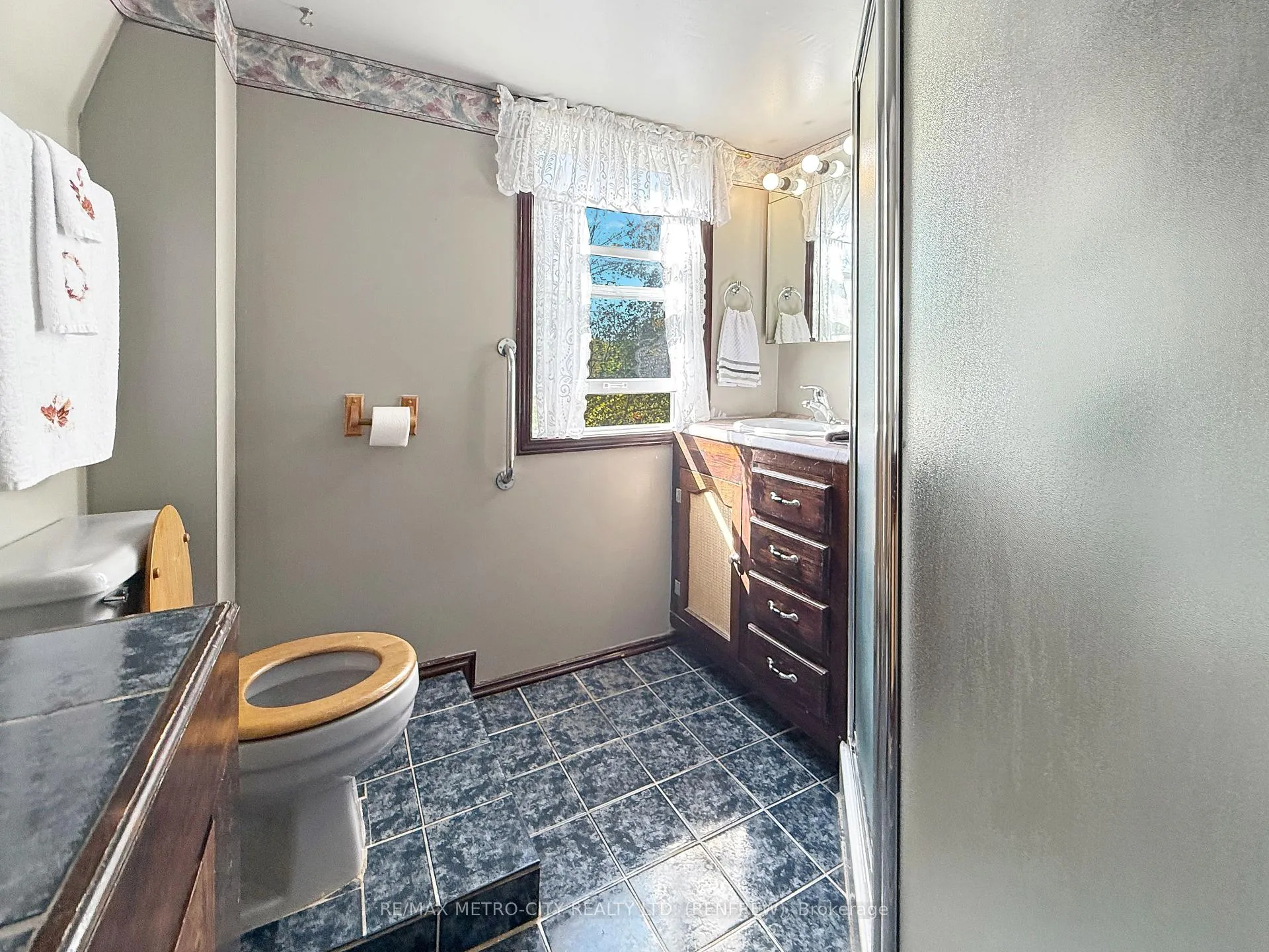 Photo 19 of 330 McLean Street, Renfrew — HOMEH