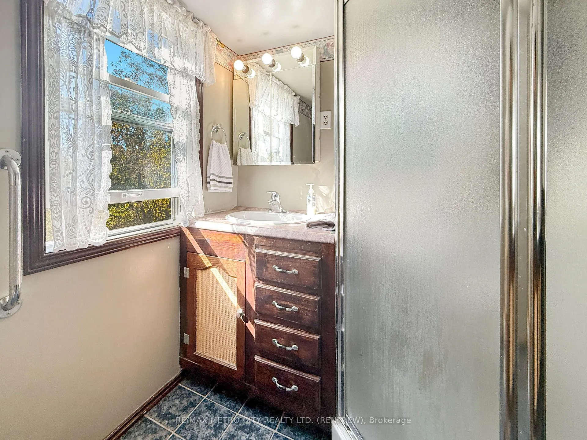 Photo 20 of 330 McLean Street, Renfrew — HOMEH