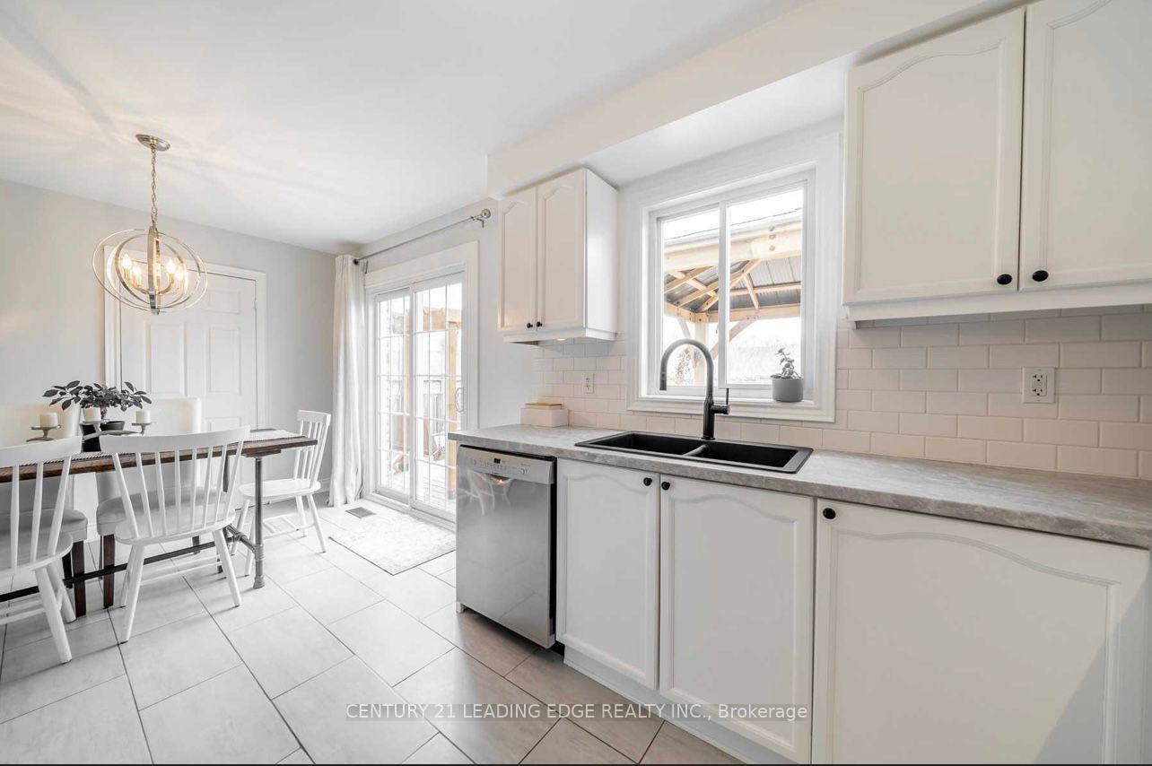 Photo 3 of 1604 Sarasota Crescent, Oshawa, Samac — HOMEH